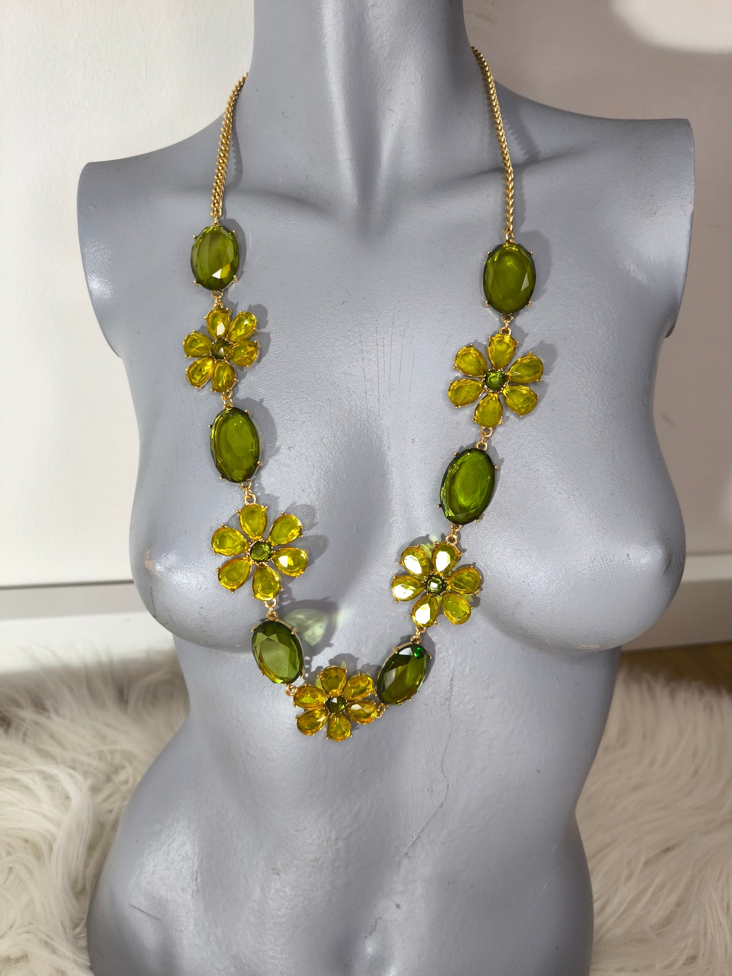 Collana lunga con cristalli e fiori rossi