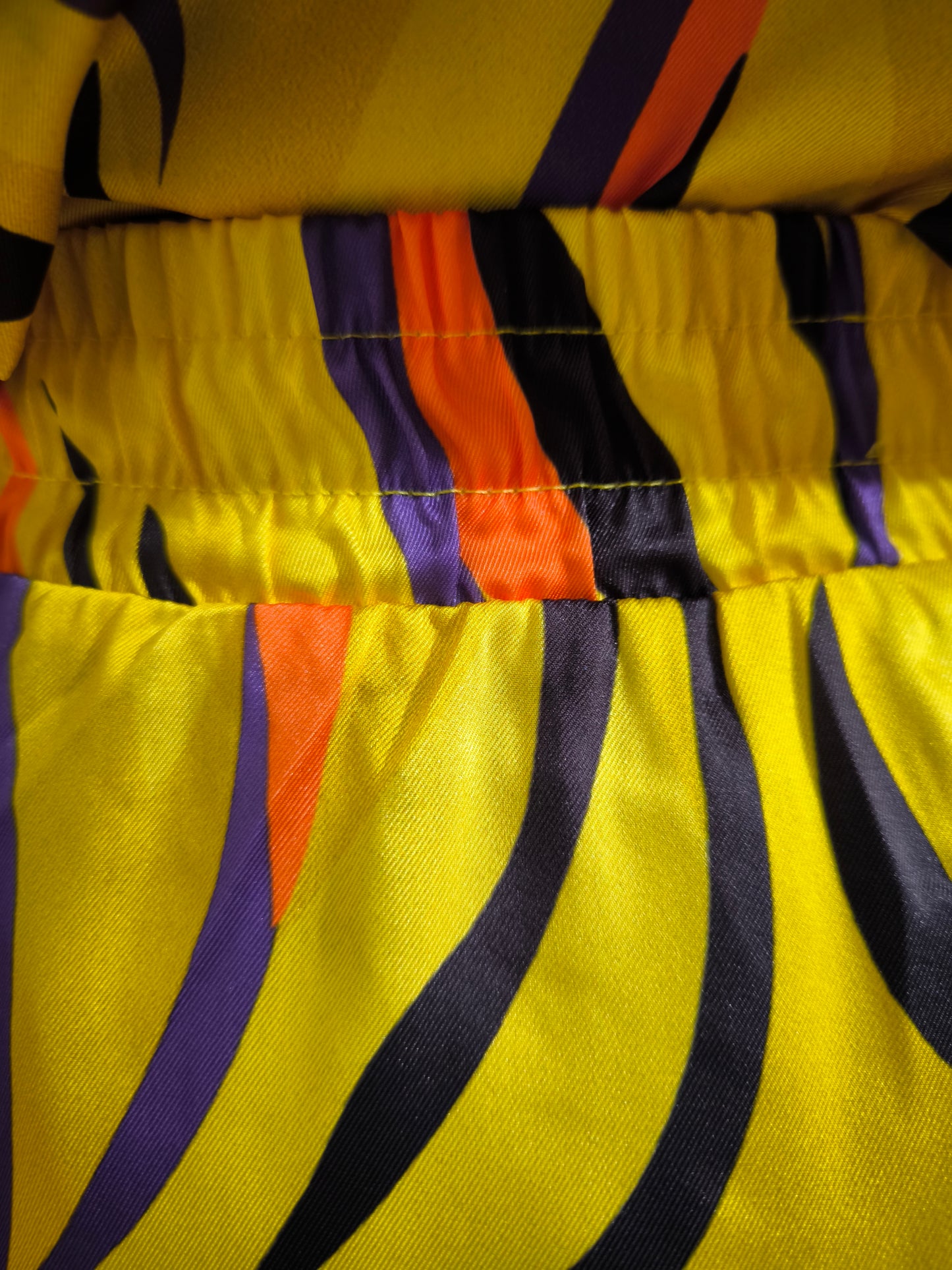 Completo satinato con motivo fiamme