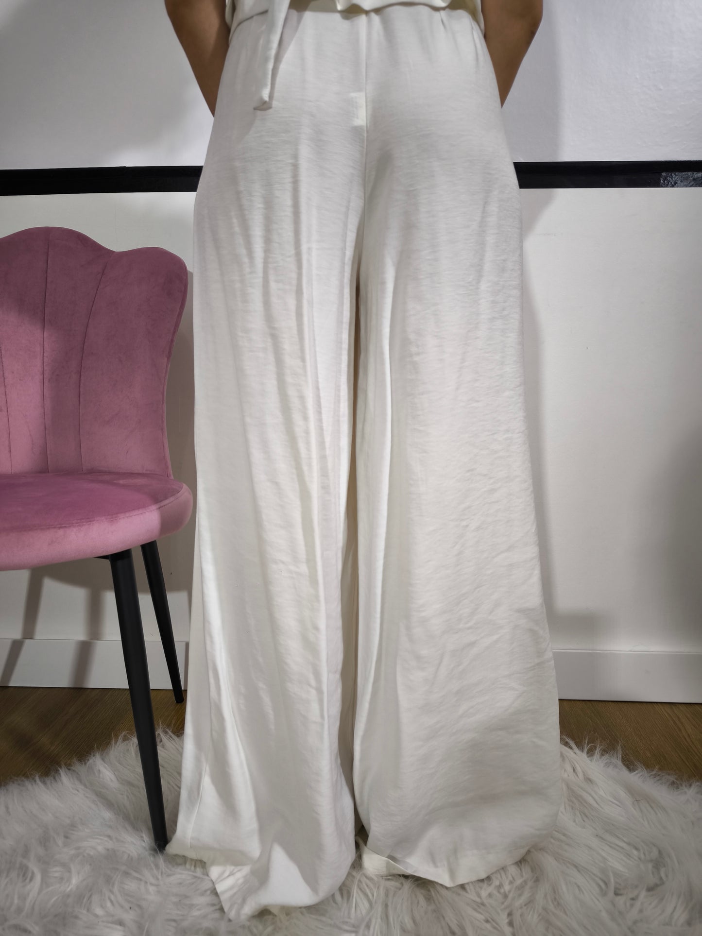 Primo piano di pantaloni palazzo bianchi da donna a vita alta con pieghe sartoriali – Collezione Lumina firmata Vesto Estro
