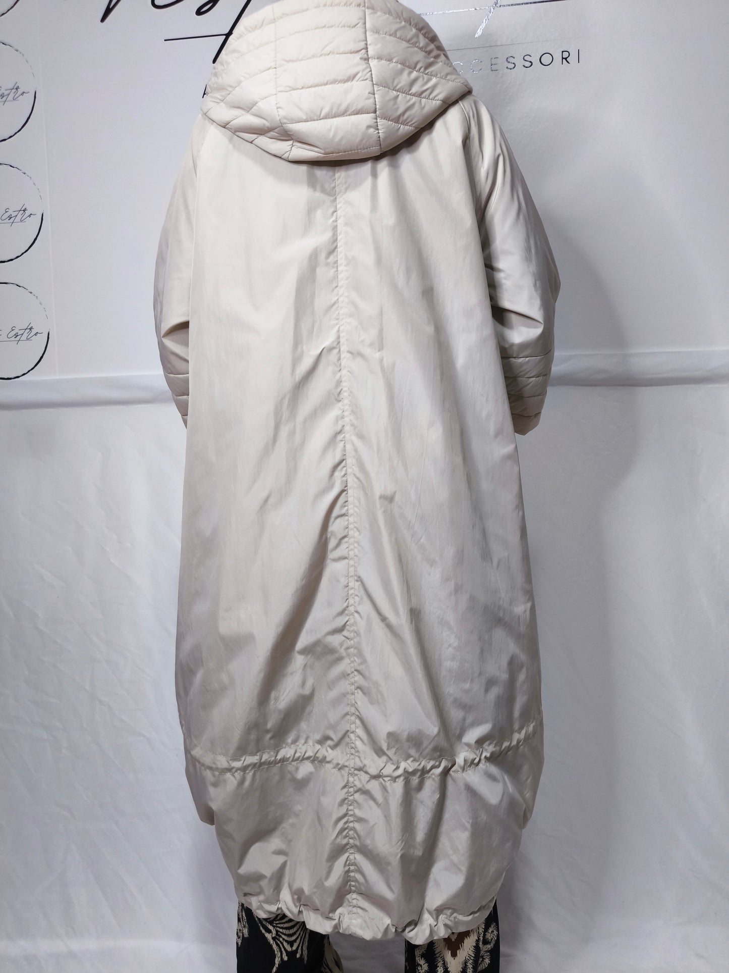 Impermeabile donna beige con maniche 3/4 ed elastici regolabili, lungo e con cappuccio, dotato di tasche con zip.