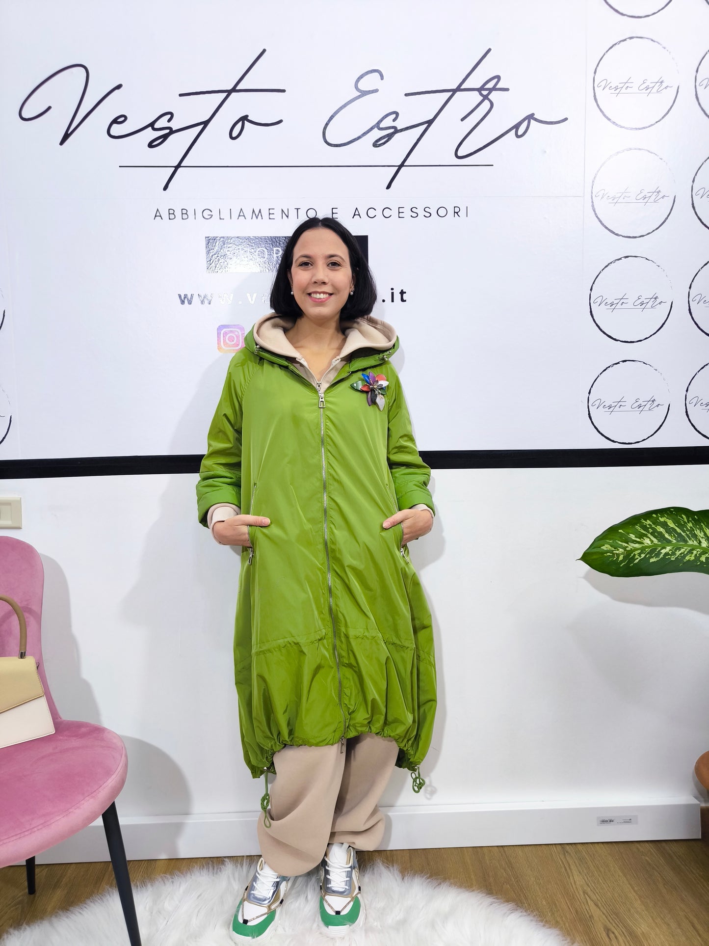 Impermeabile donna verde oliva con maniche 3/4 ed elastici regolabili, lungo e con cappuccio, dotato di tasche con zip.