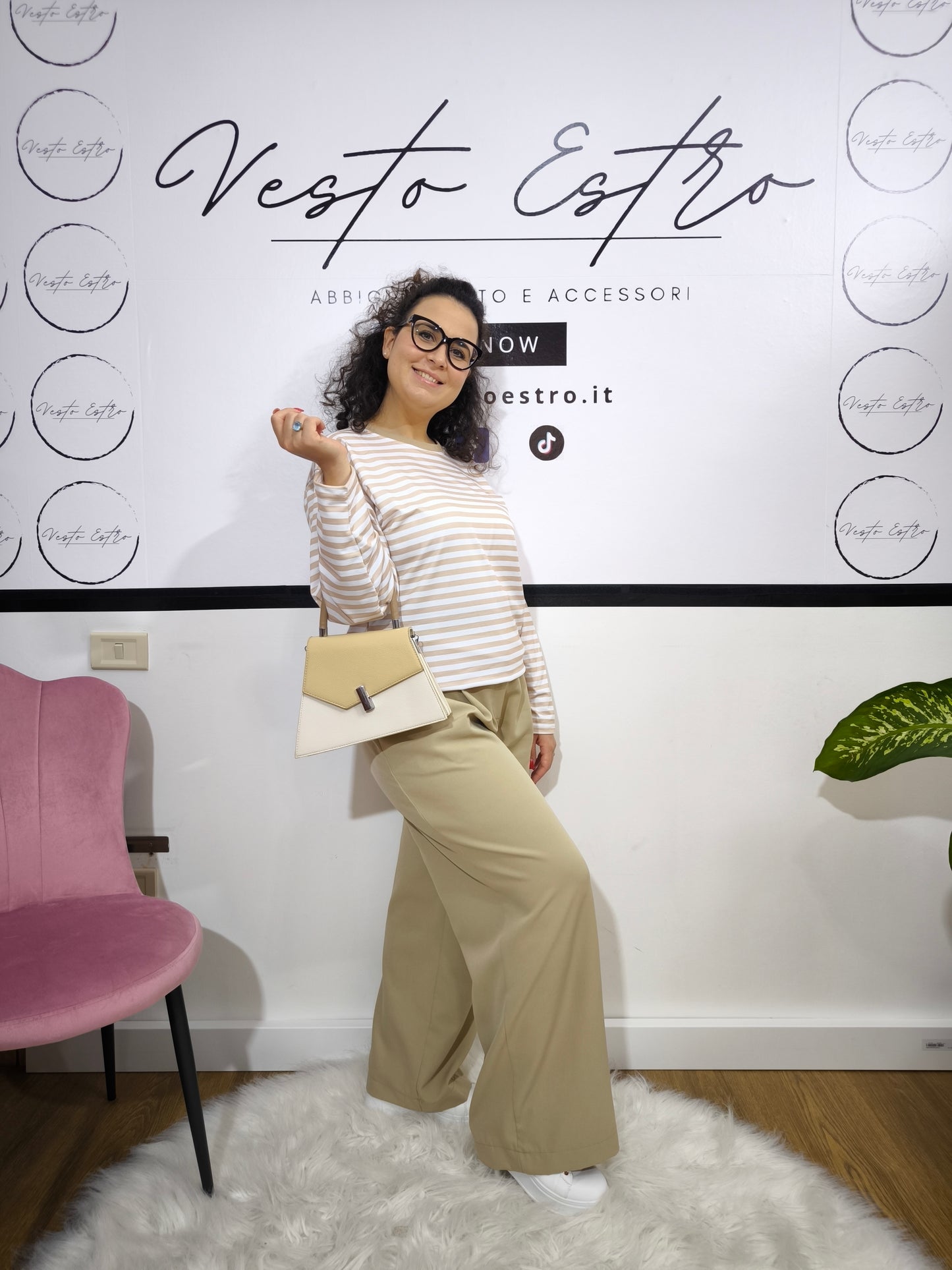 Maglia a maniche lunghe a righe bianche e beige - look casual e chic