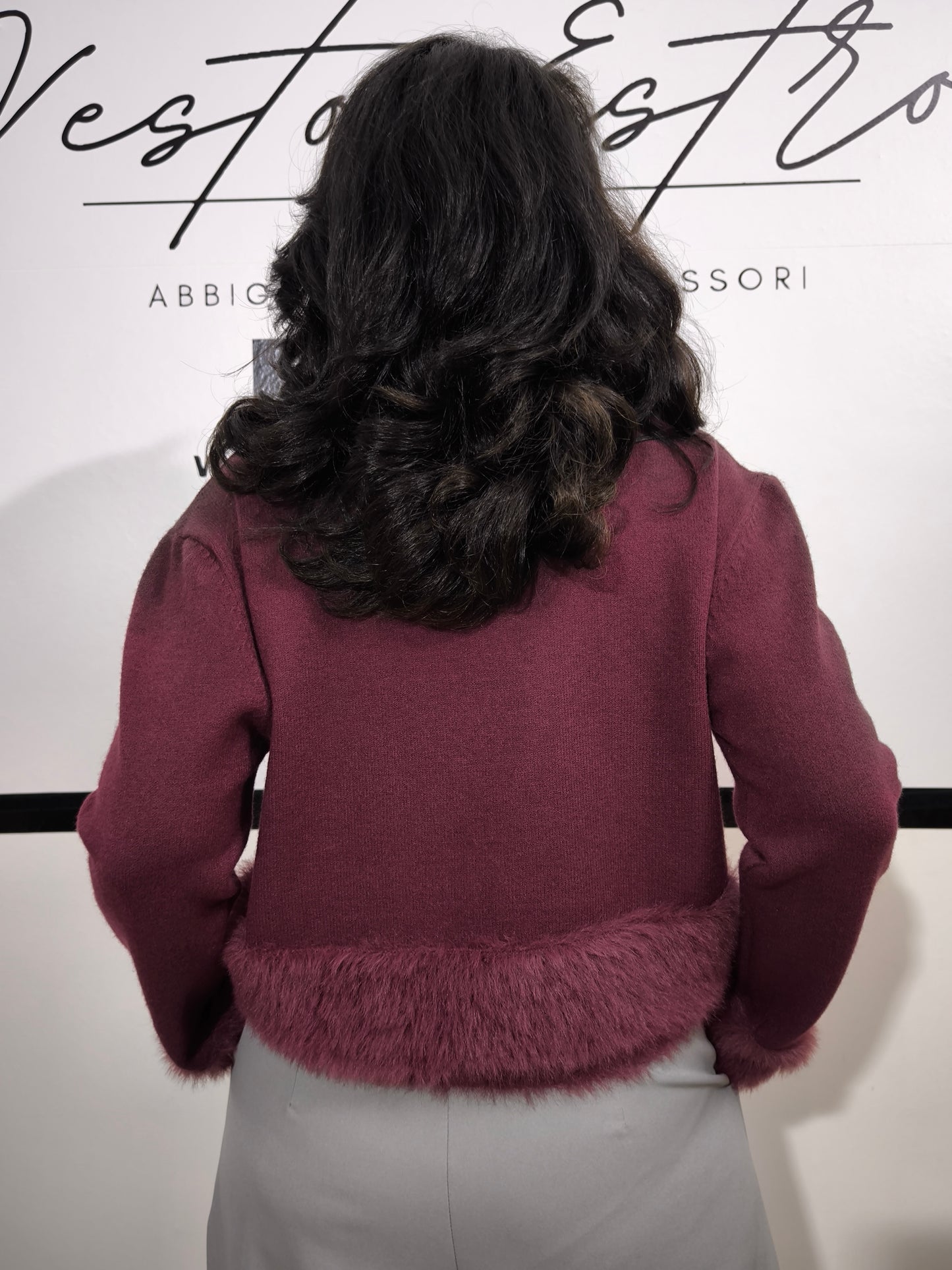Maglia bordeaux con bordo e polsini in pelliccia sintetica - look chic e avvolgente