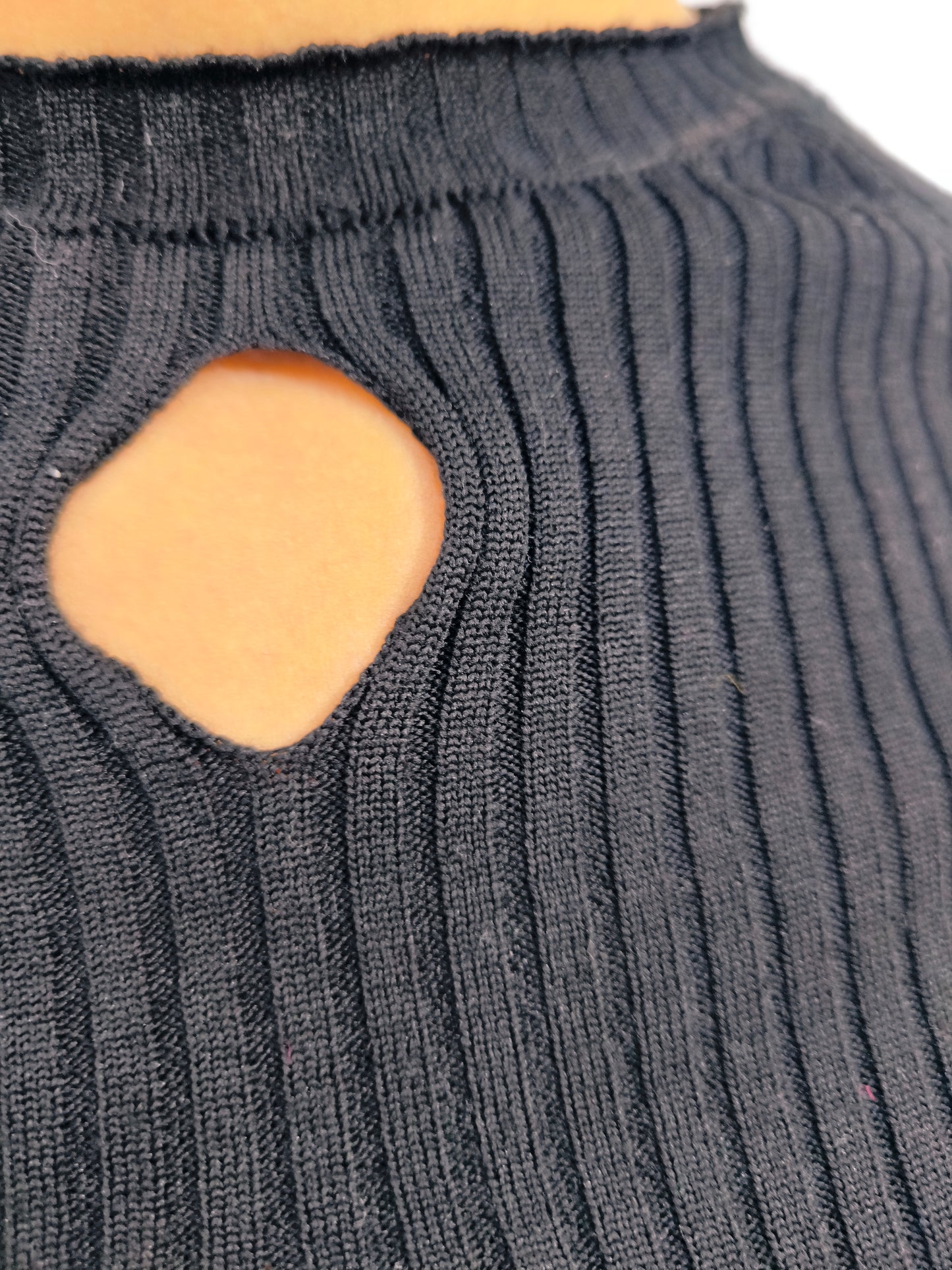 Maglia nera a costine da donna con dettagli cut-out sul davanti.
