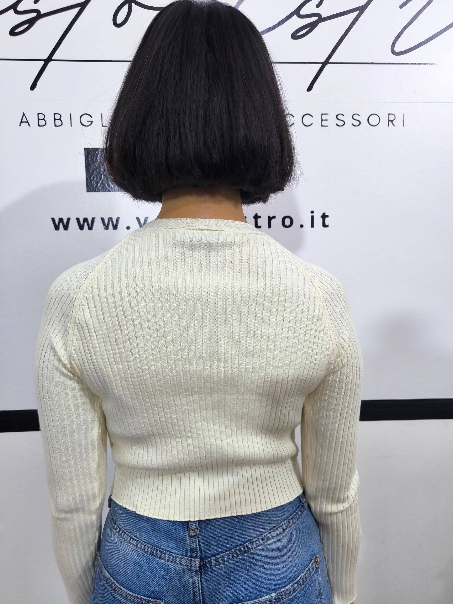 Maglia panna a costine da donna con dettagli cut-out sul davanti.