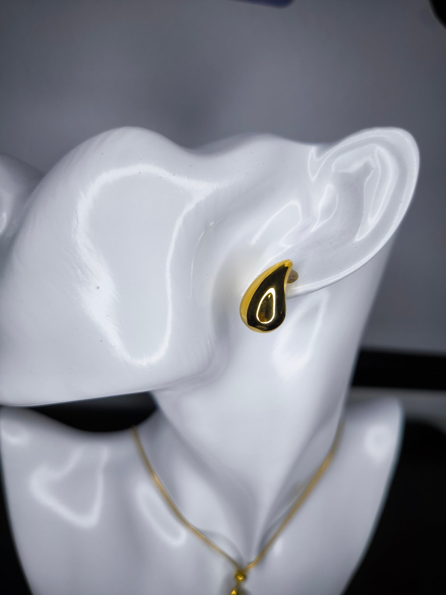 Orecchini dorati a lobo a forma di goccia, eleganti e minimal in metallo dorato.