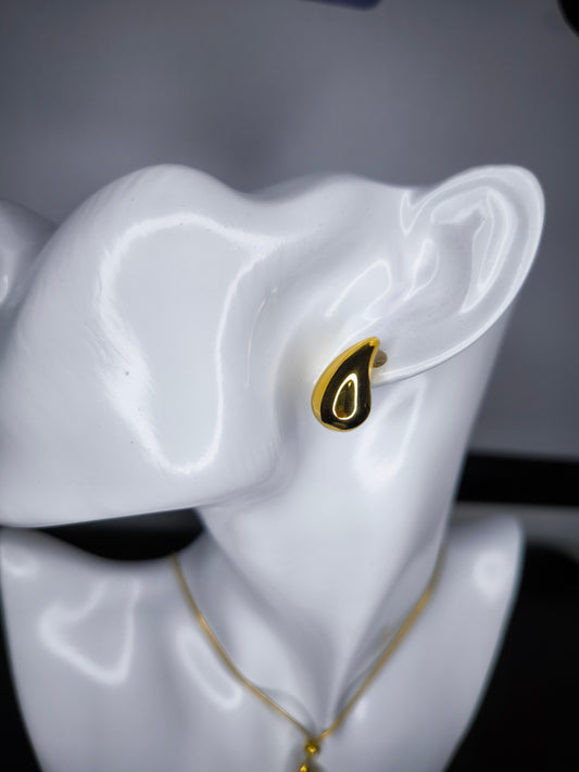 Orecchini dorati a lobo a forma di goccia, eleganti e minimal in metallo dorato.