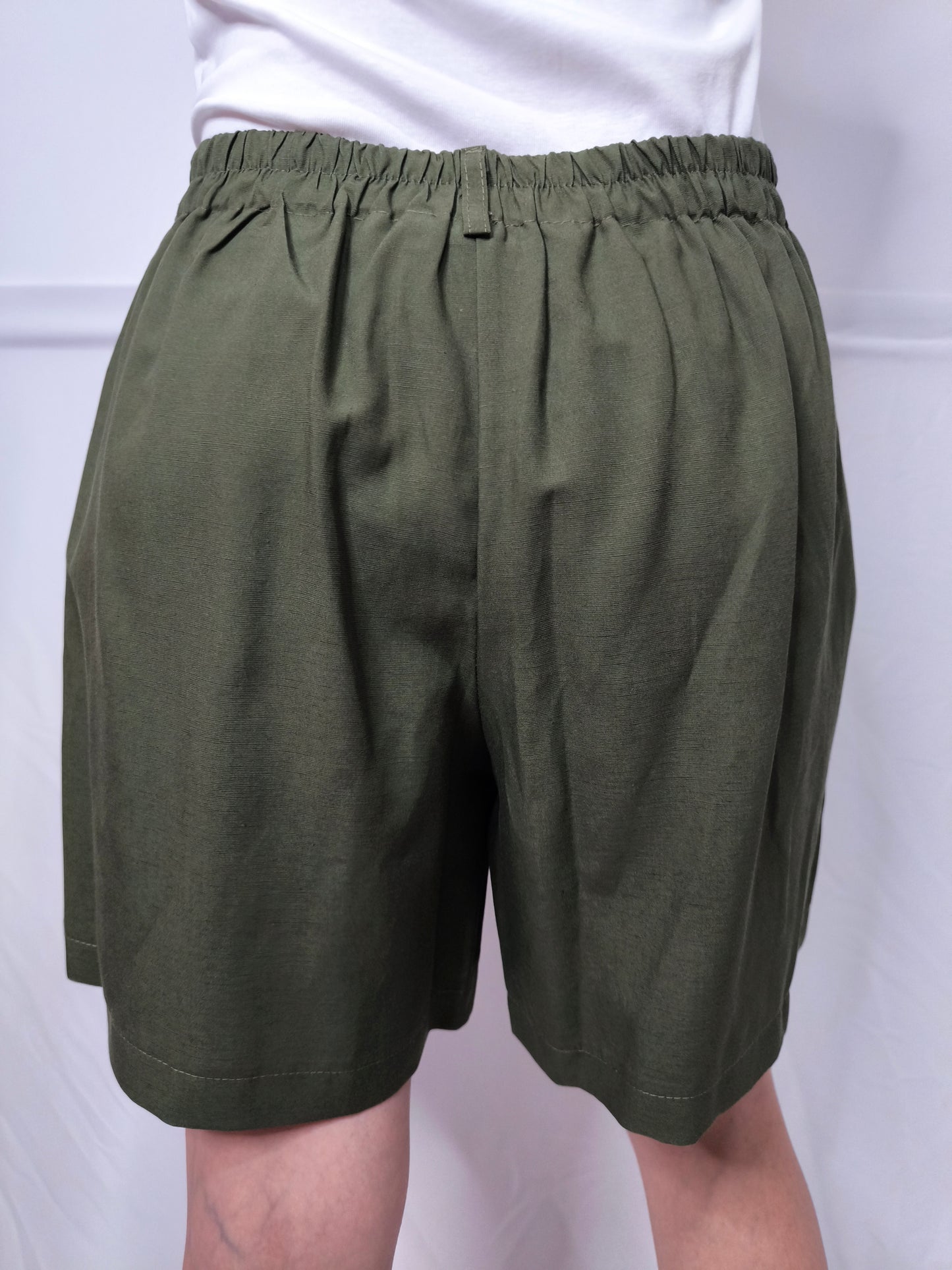 Pantaloncini cargo donna in viscosa e lino con vita elastica e tasconi verde militare