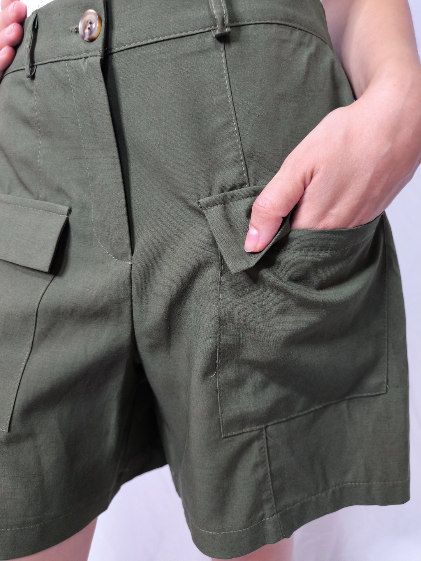 Pantaloncini cargo donna in viscosa e lino con vita elastica e tasconi verde militare