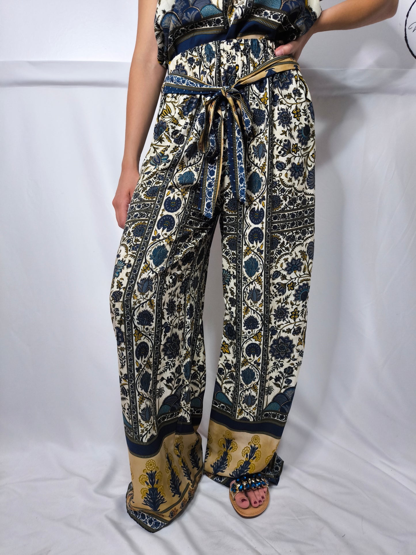 Pantalone con motivi etnici