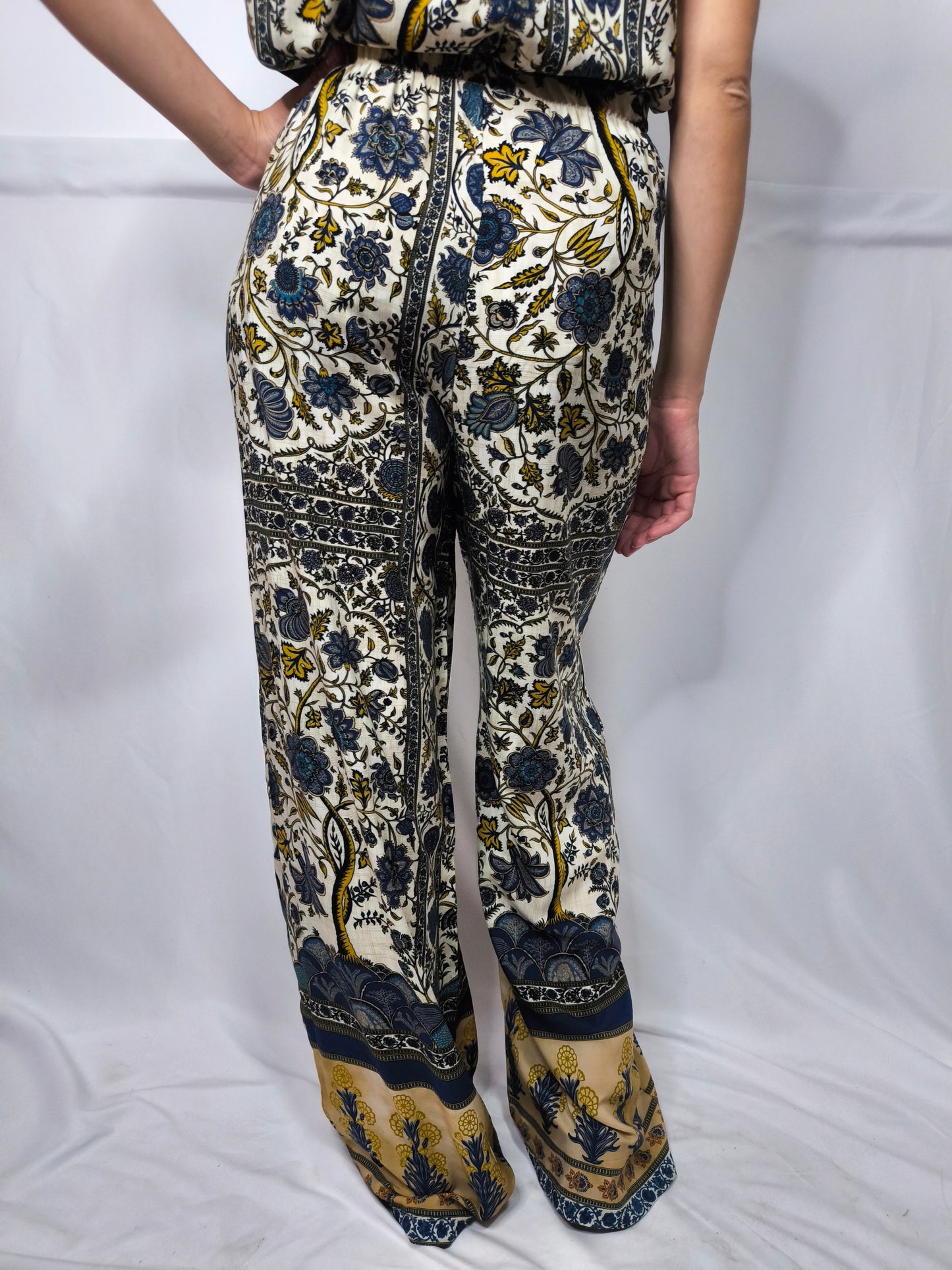 Pantalone con motivi etnici