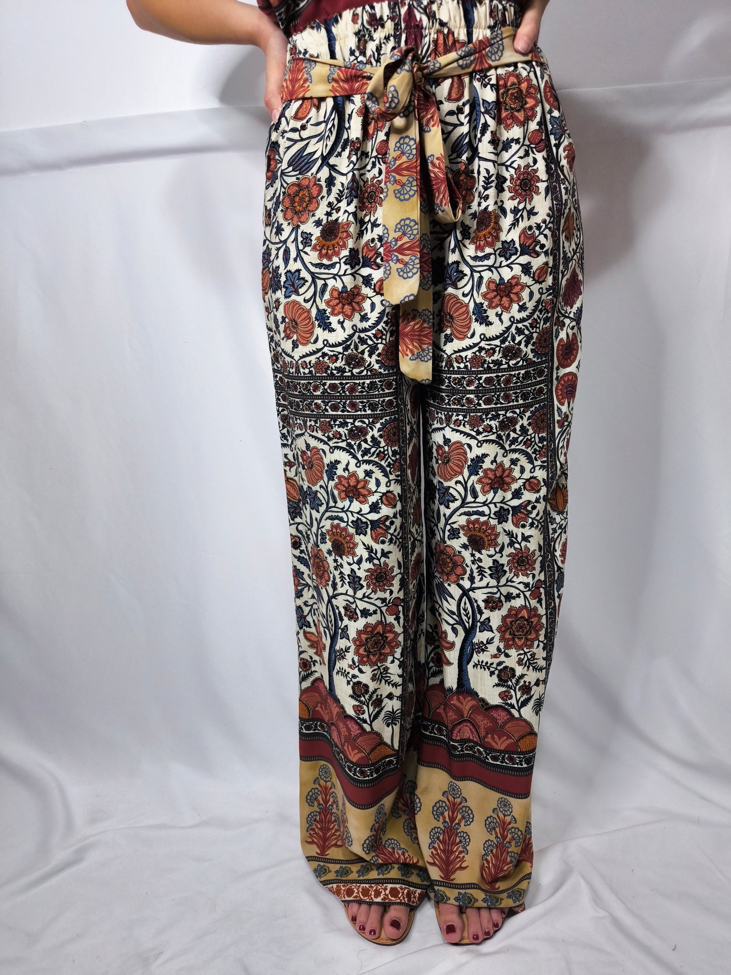 Pantalone con motivi etnici