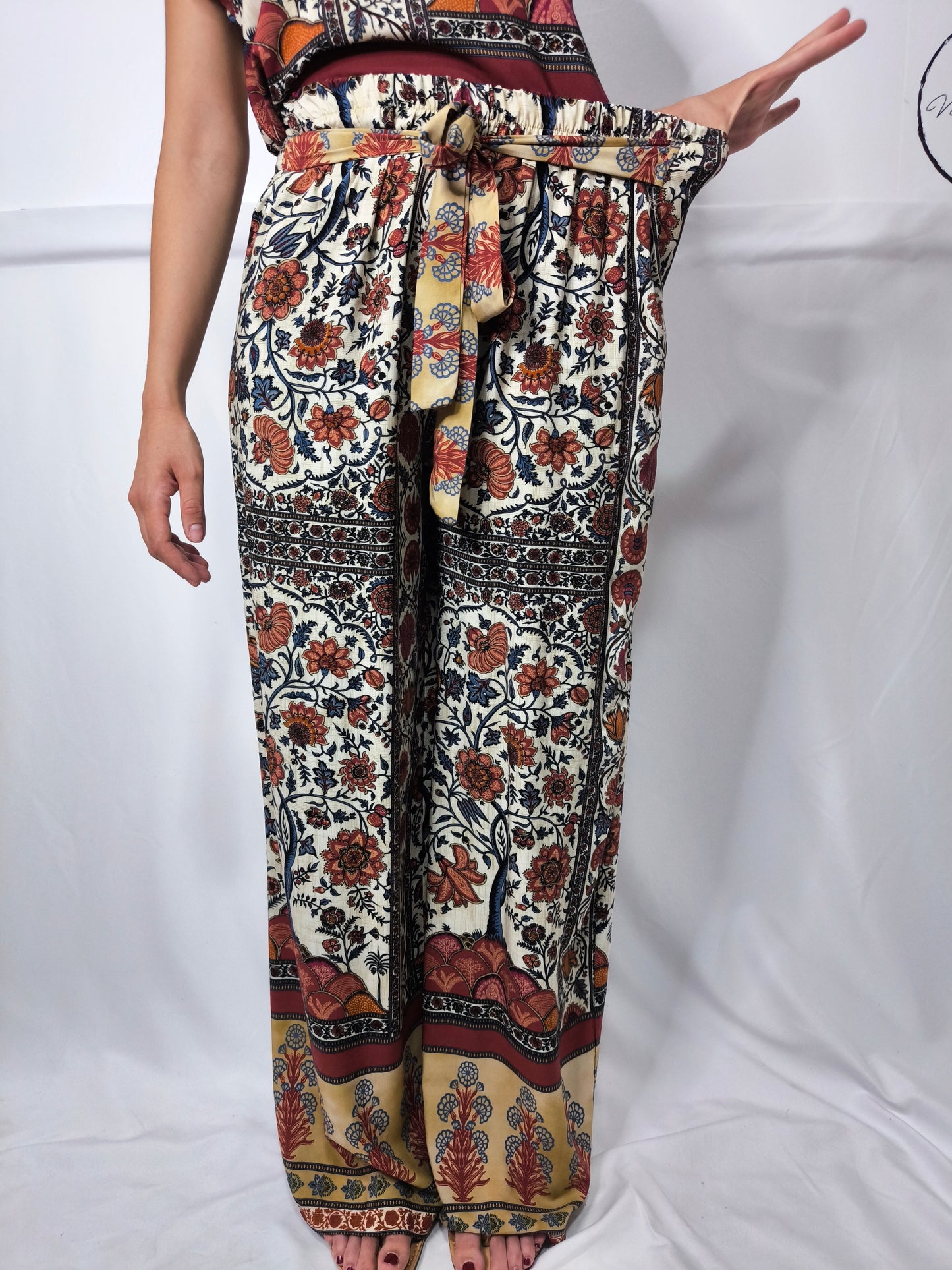 Pantalone con motivi etnici