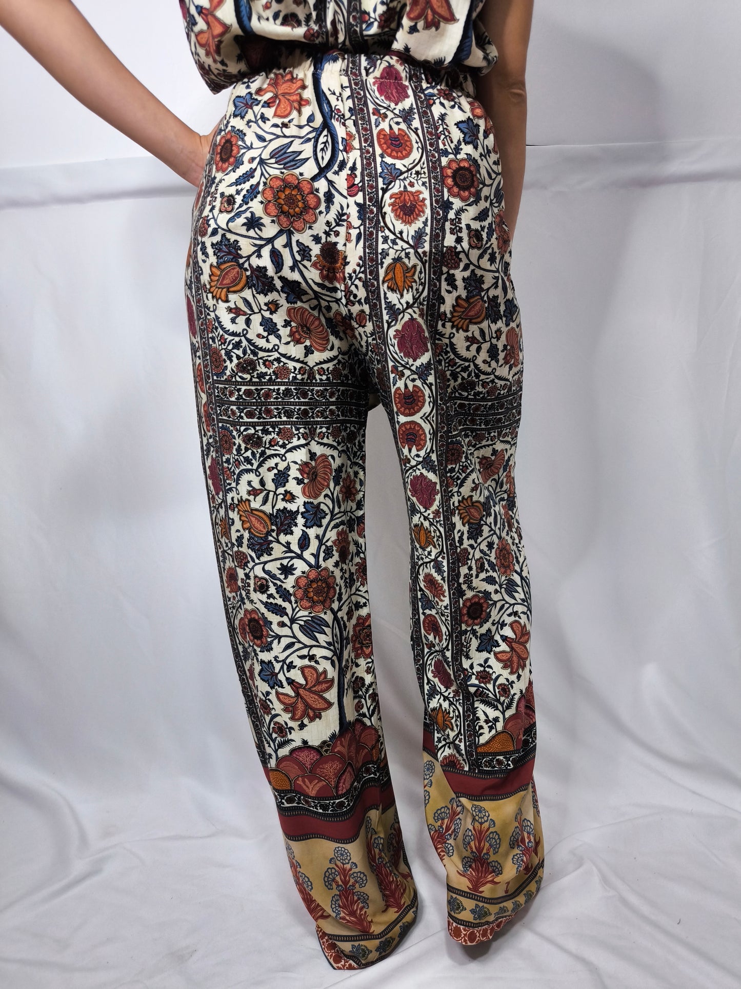Pantalone con motivi etnici