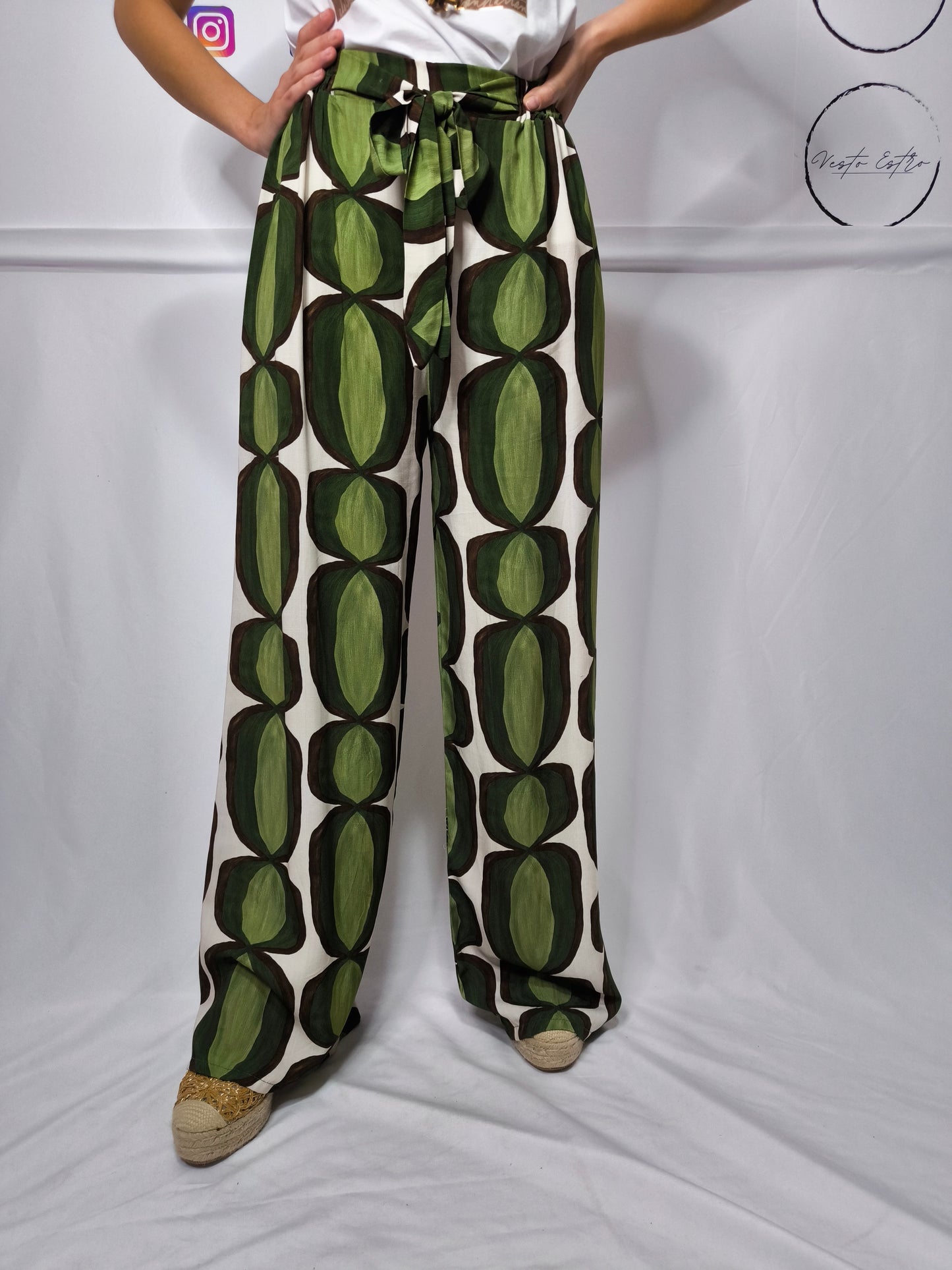 Pantaloni larghi in viscosa con elastico in vita e finta cinta