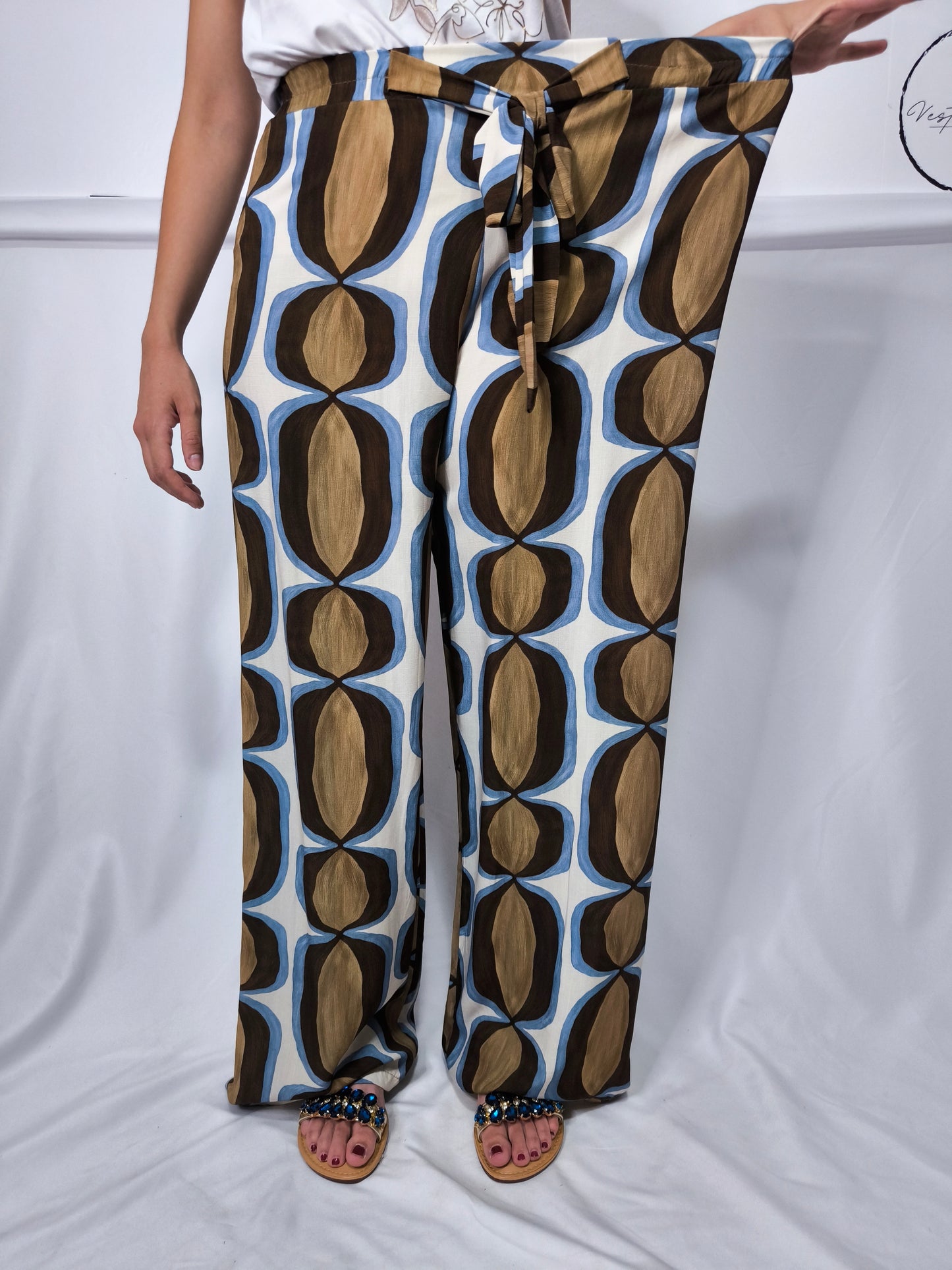 Pantaloni larghi in viscosa con elastico in vita e finta cinta
