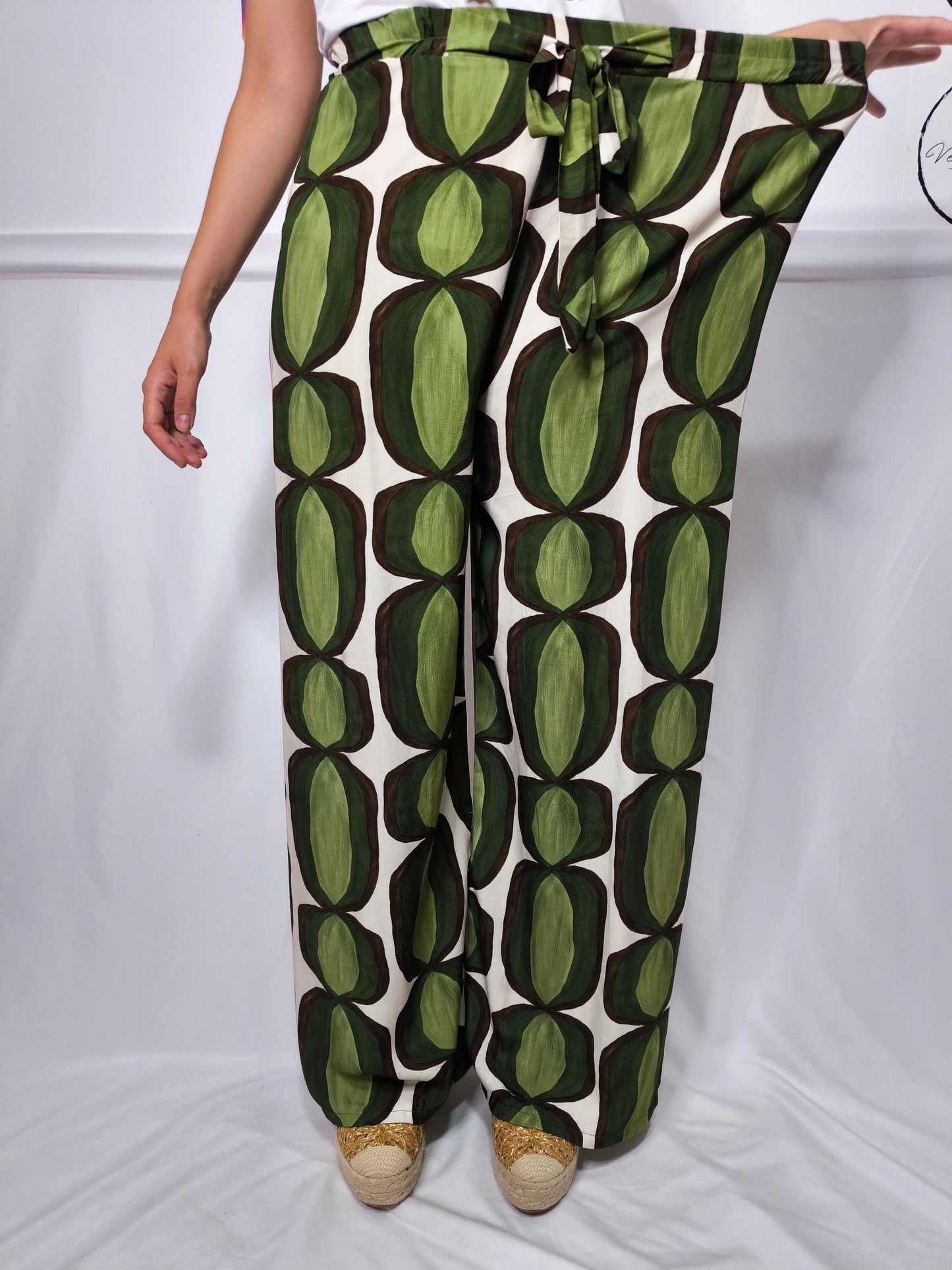 Pantaloni larghi in viscosa con elastico in vita e finta cinta