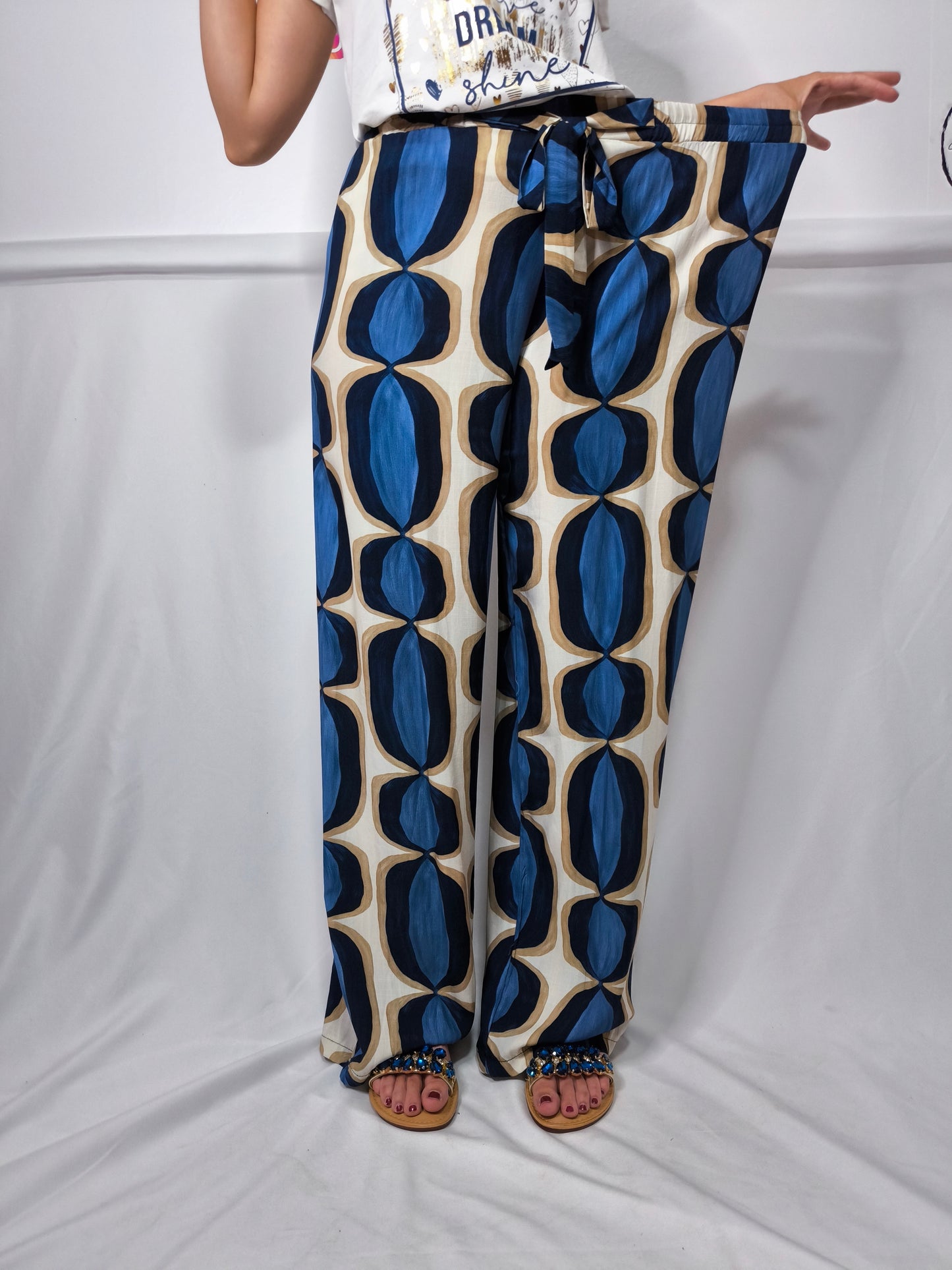 Pantaloni larghi in viscosa con elastico in vita e finta cinta
