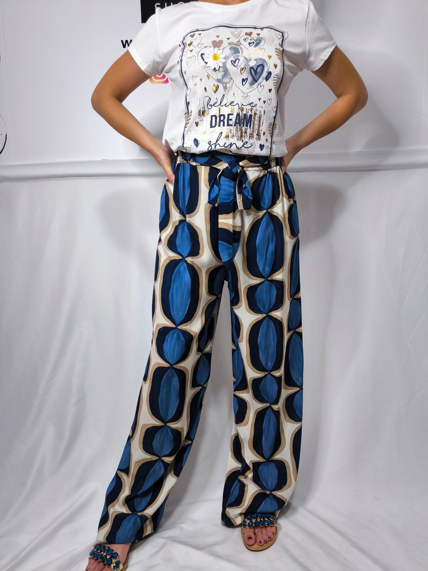 Pantaloni larghi in viscosa con elastico in vita e finta cinta