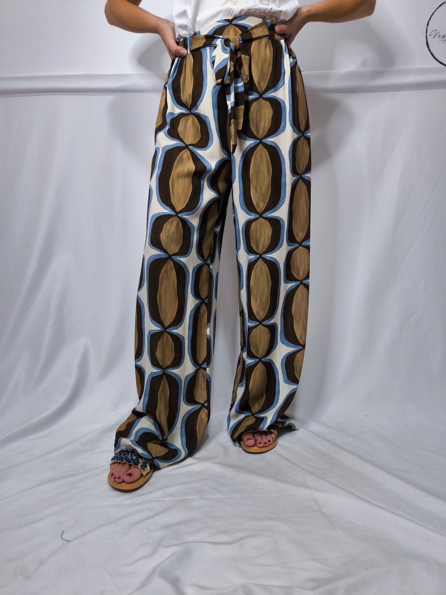 Pantaloni larghi in viscosa con elastico in vita e finta cinta