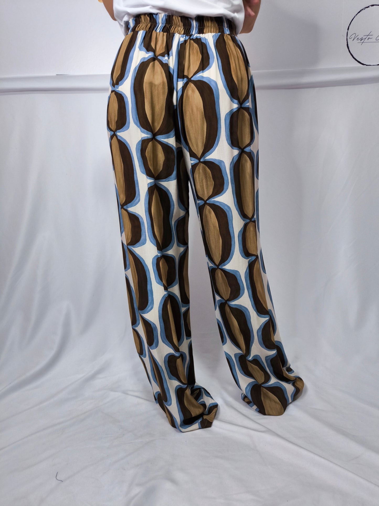 Pantaloni larghi in viscosa con elastico in vita e finta cinta