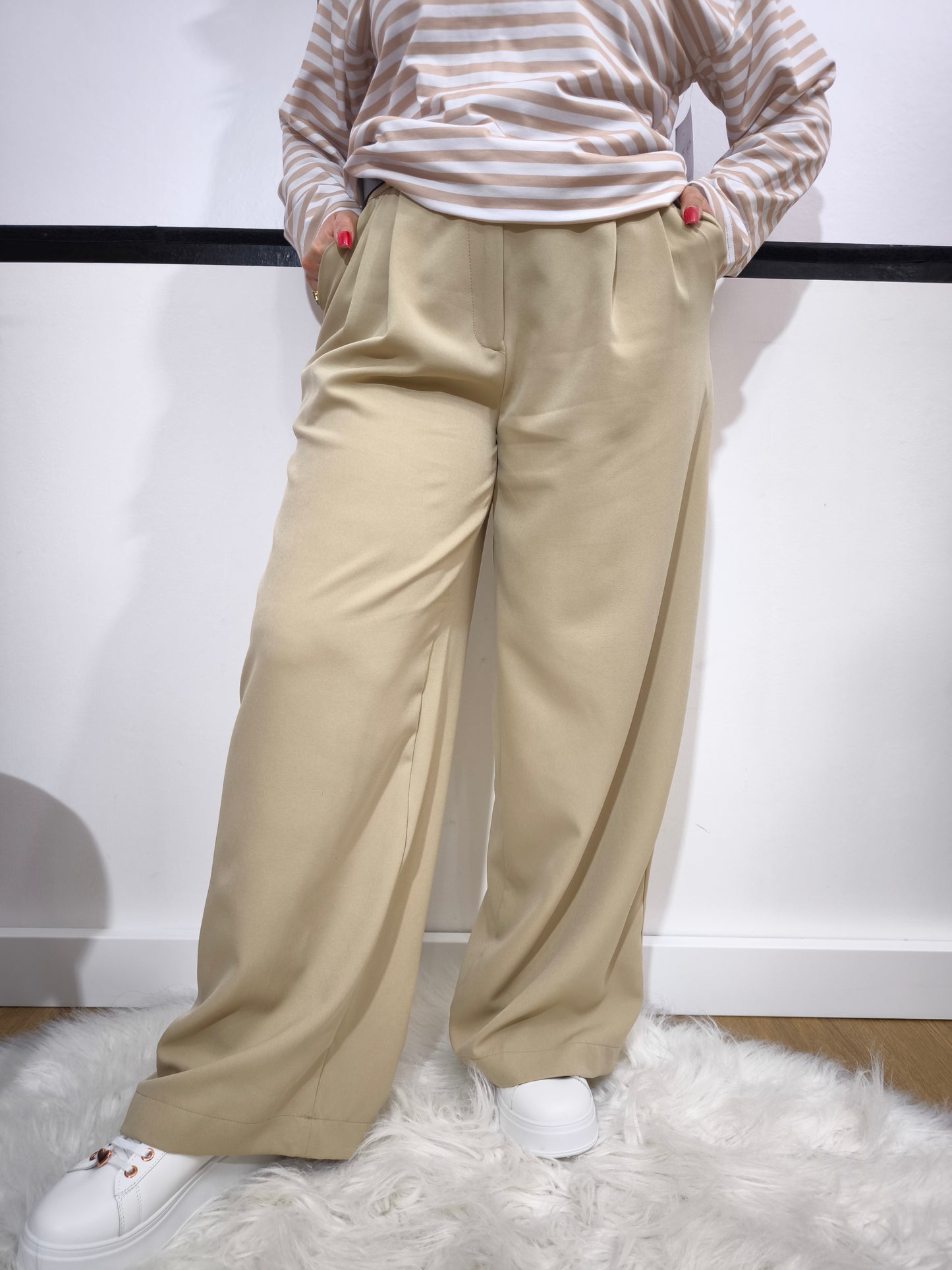 Pantalone beige a gamba larga con pinces - look elegante e casual