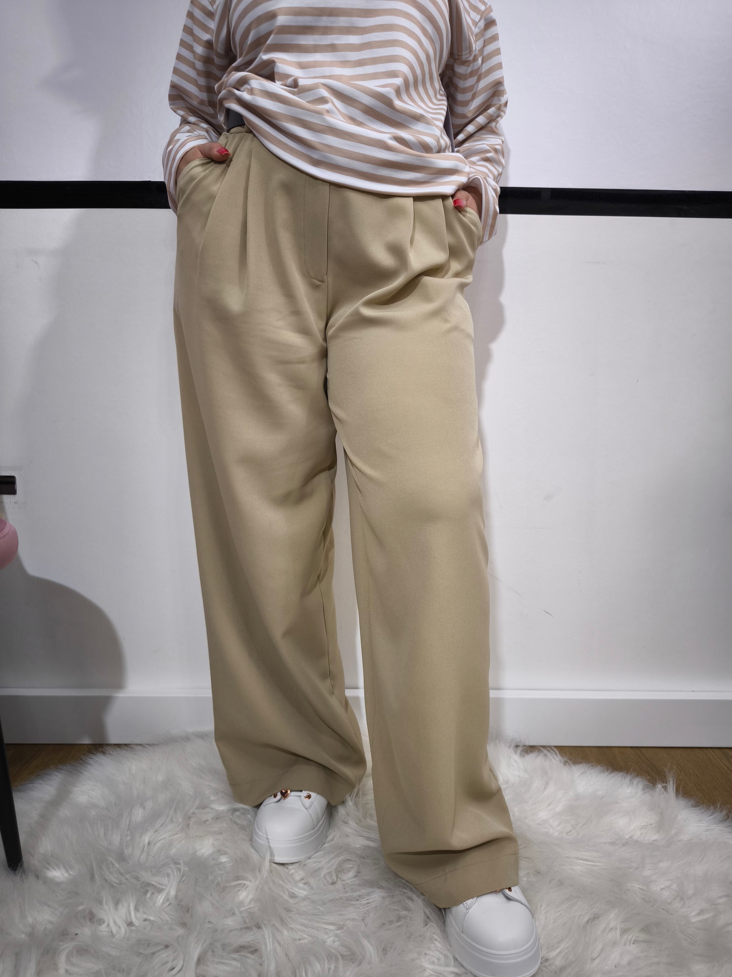 Pantalone beige a gamba larga con pinces - look elegante e casual