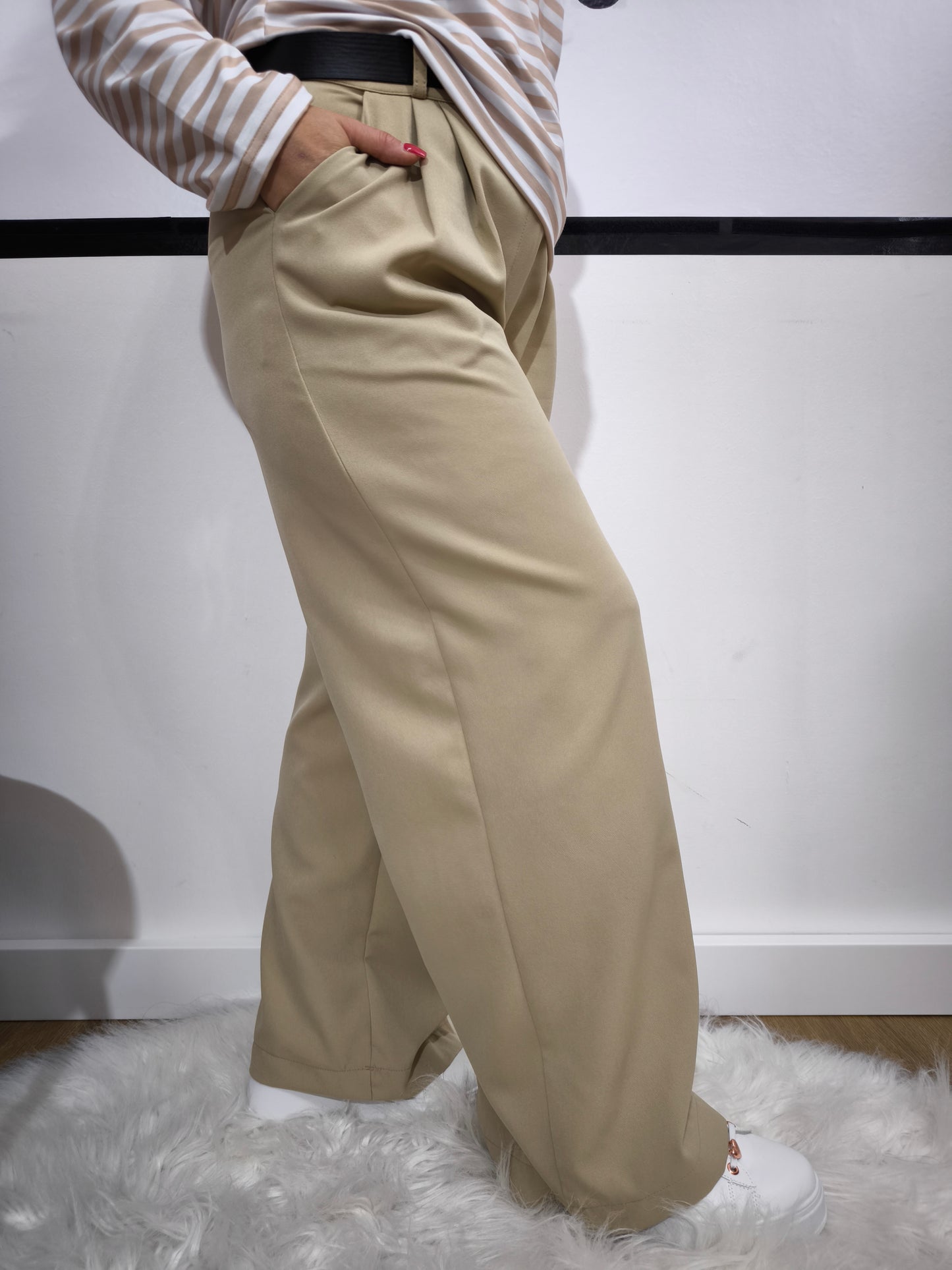 Pantalone beige a gamba larga con pinces - look elegante e casual