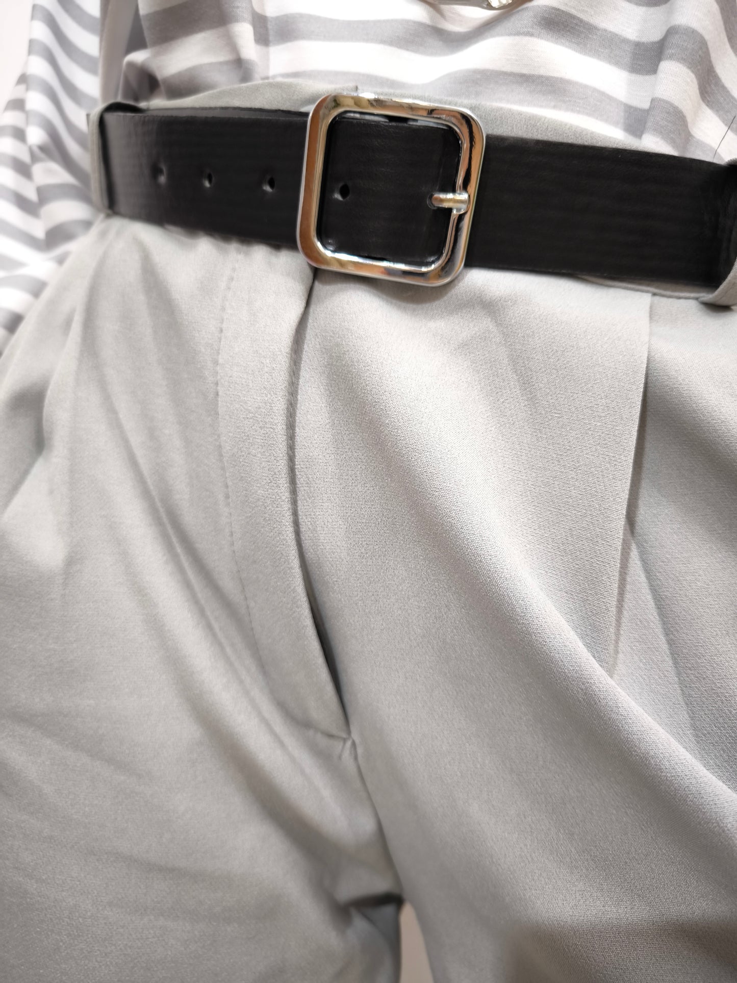 Pantalone grigio a gamba larga con pinces - look elegante e casual