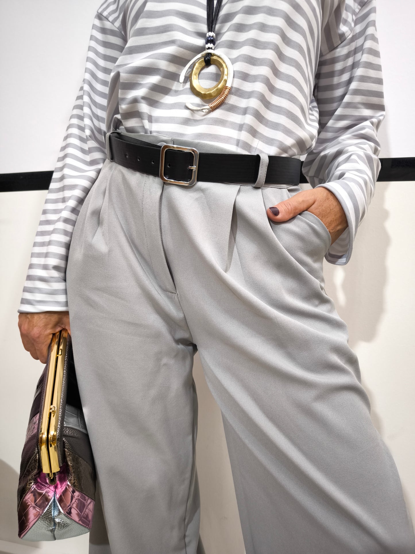 Pantalone grigio a gamba larga con pinces - look elegante e casual