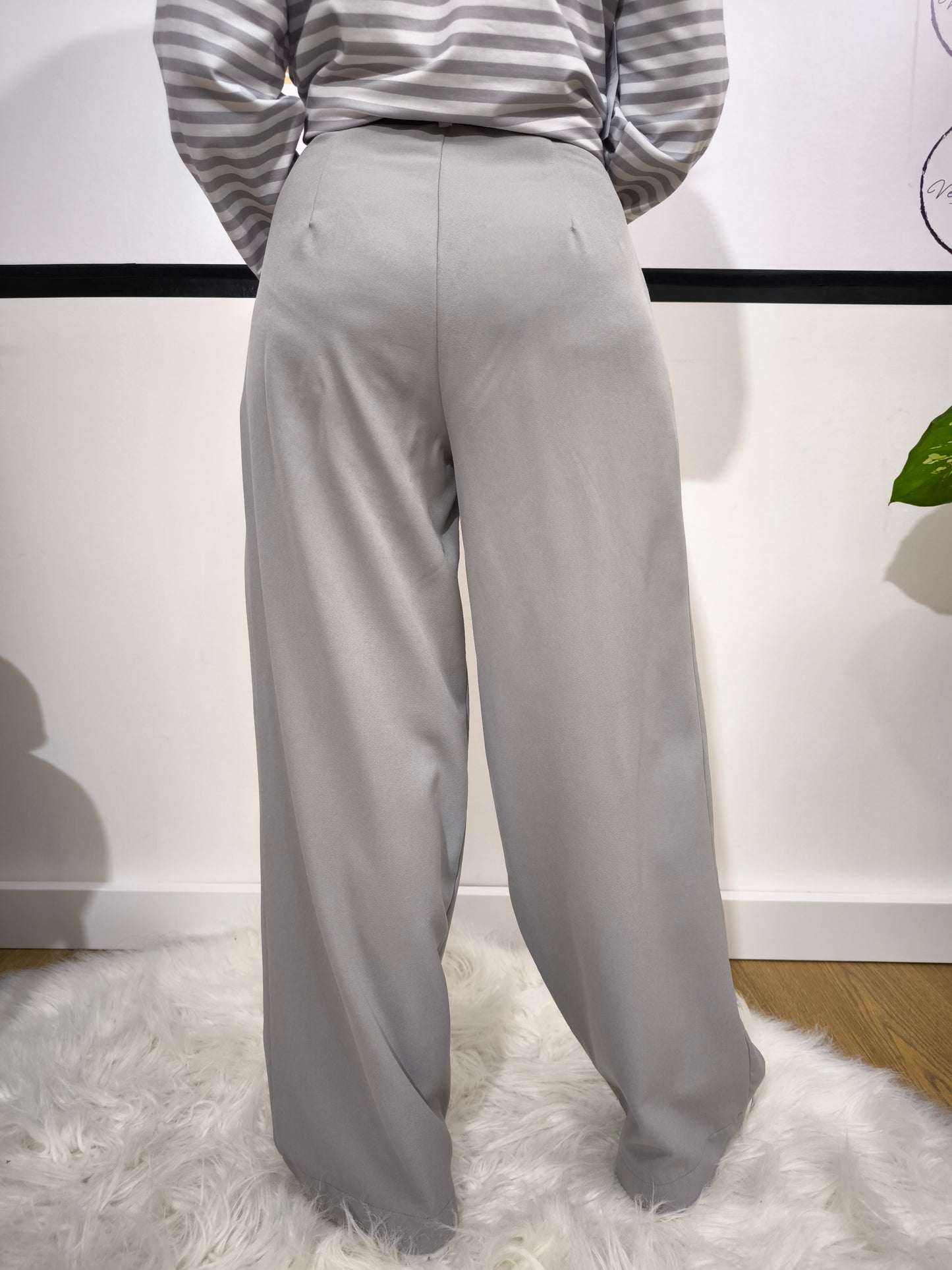 Pantalone grigio a gamba larga con pinces - look elegante e casual