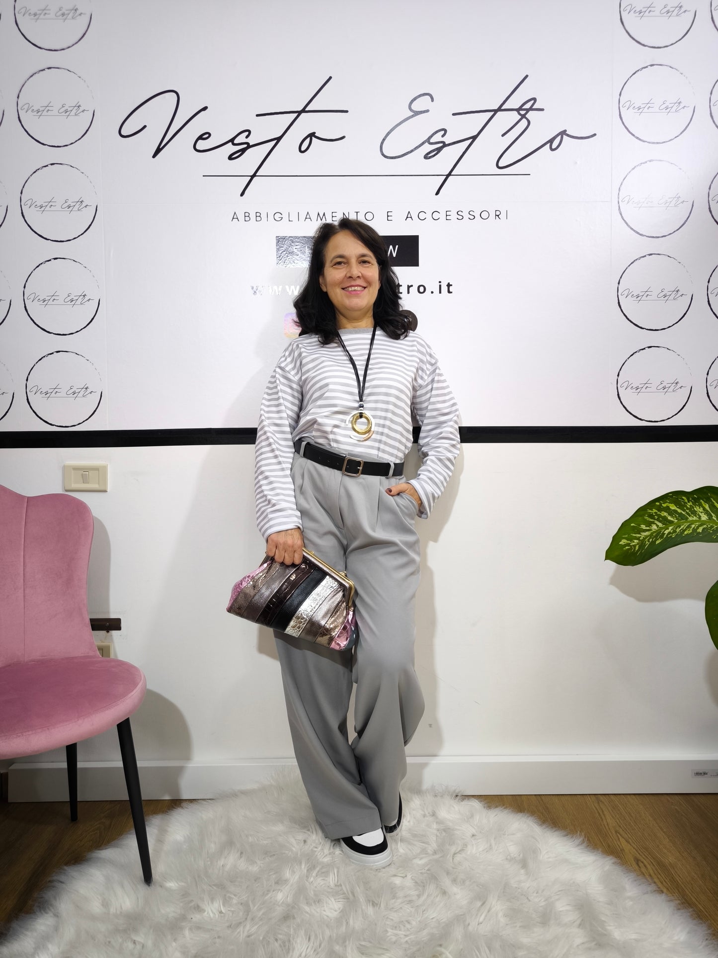 Pantalone grigio a gamba larga con pinces - look elegante e casual