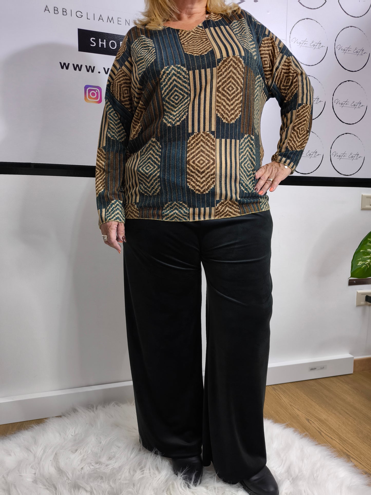 Pantaloni a palazzo neri in tessuto morbido, indossati da una donna per un look elegante e versatile.