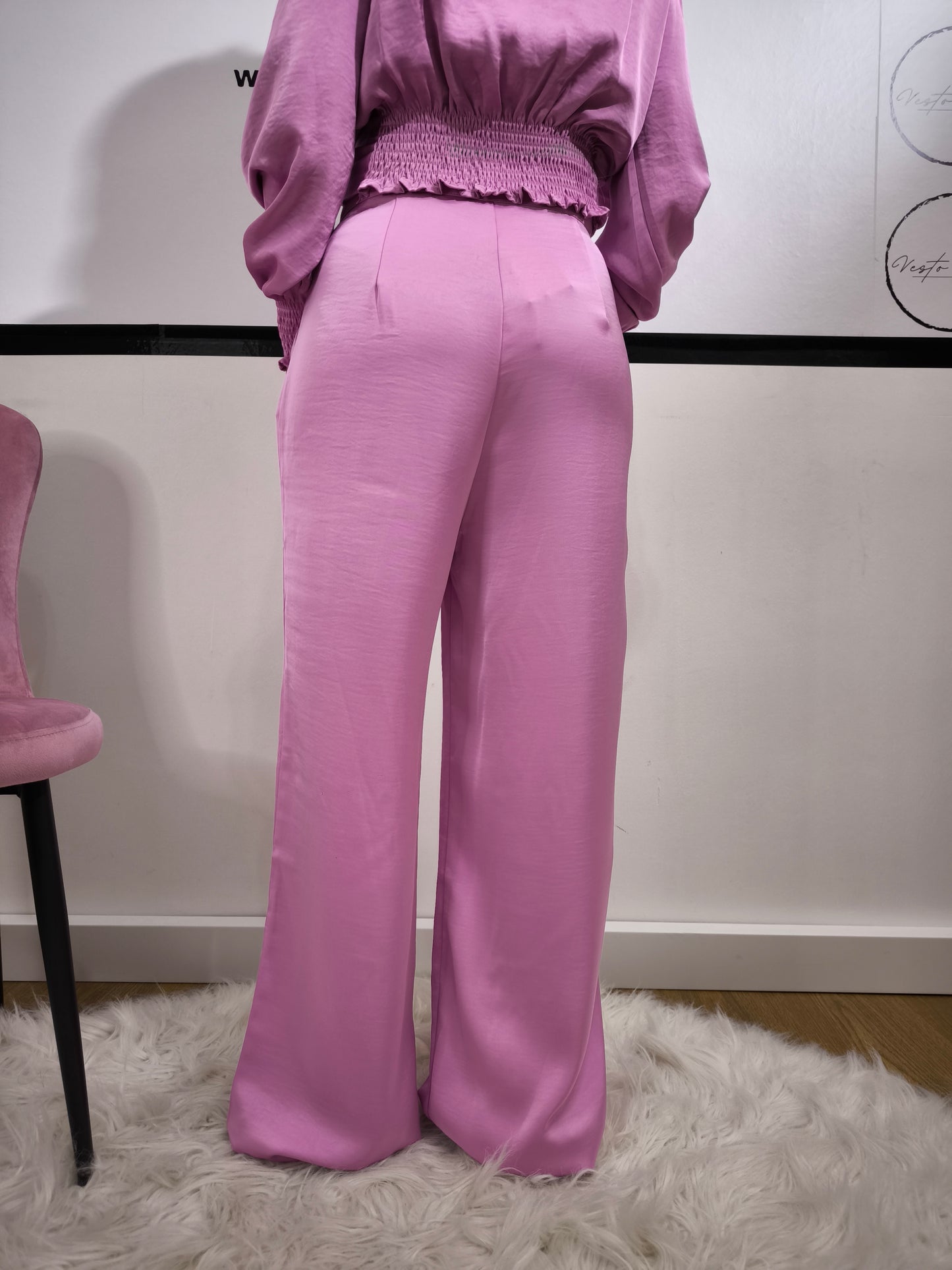 Pantaloni eleganti da donna in raso rosa a vita alta con gamba larga e pieghe frontali