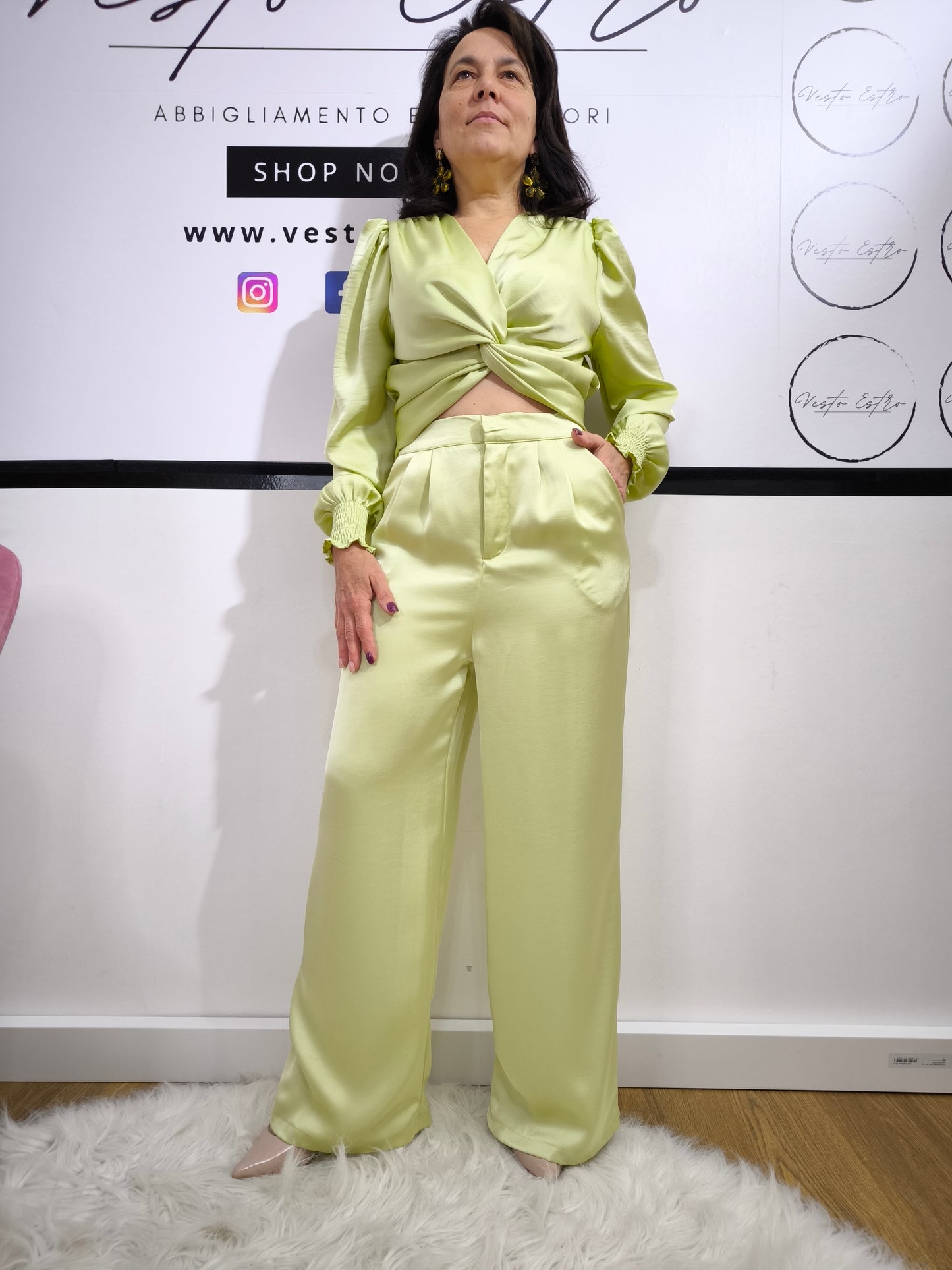 Pantaloni eleganti da donna in raso verde mela a vita alta con gamba larga e pieghe frontali