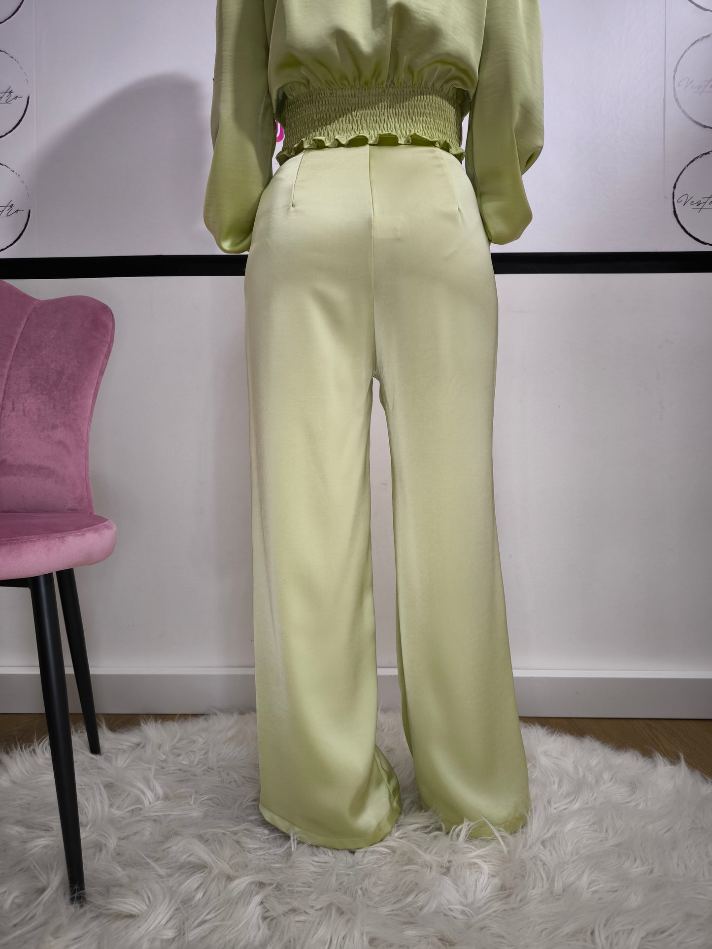 Pantaloni eleganti da donna in raso verde mela a vita alta con gamba larga e pieghe frontali
