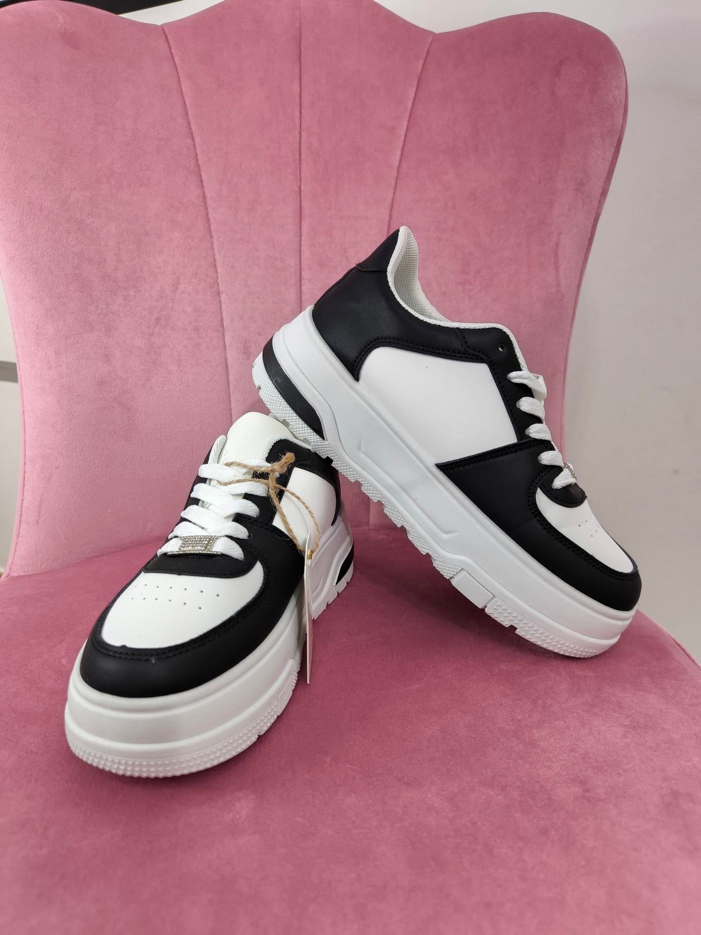 Sneakers bianche con pannelli a contrasto neri
