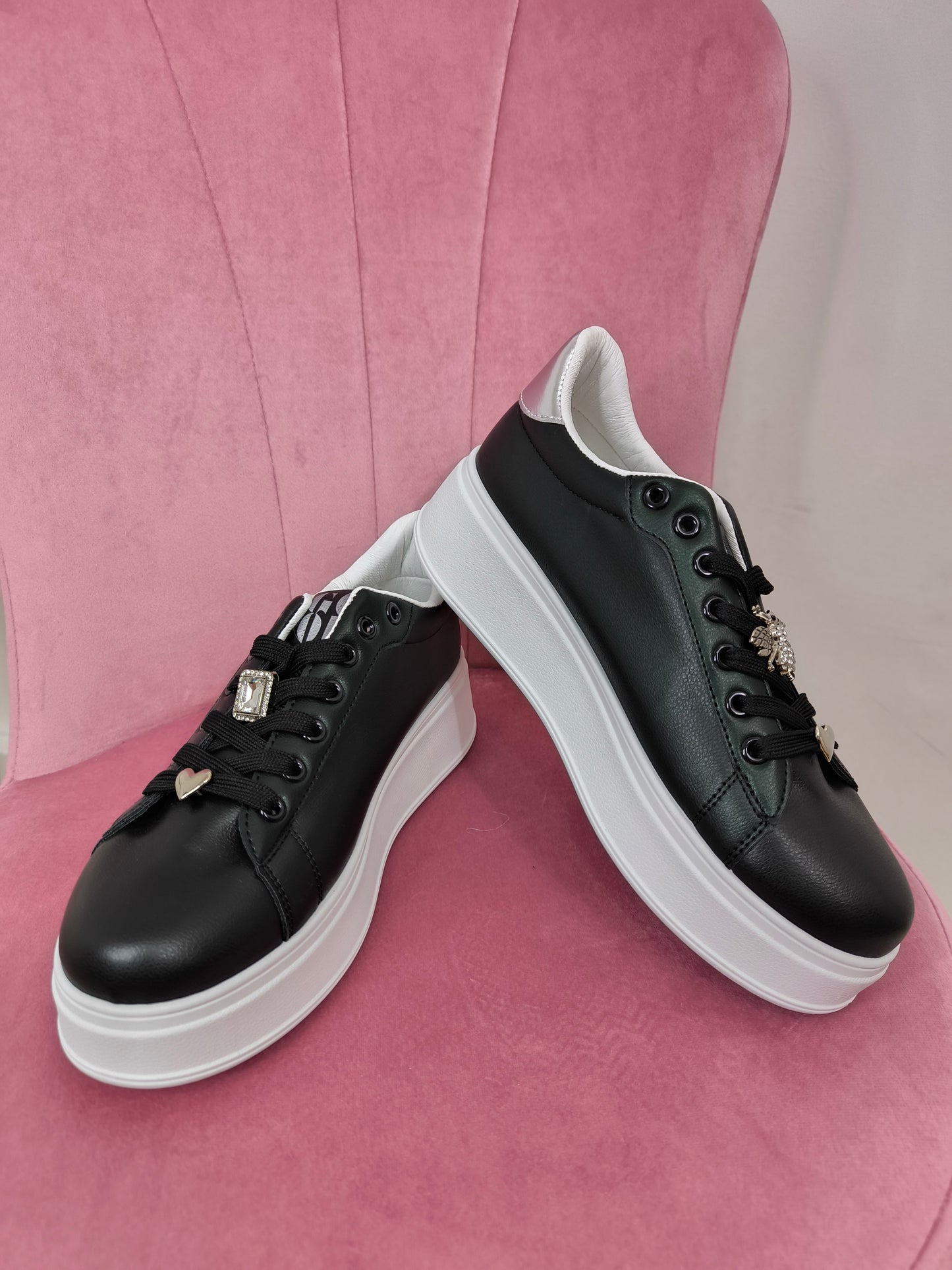 Sneakers nere con zeppa platform con retro argento e gioielli sui lacci
