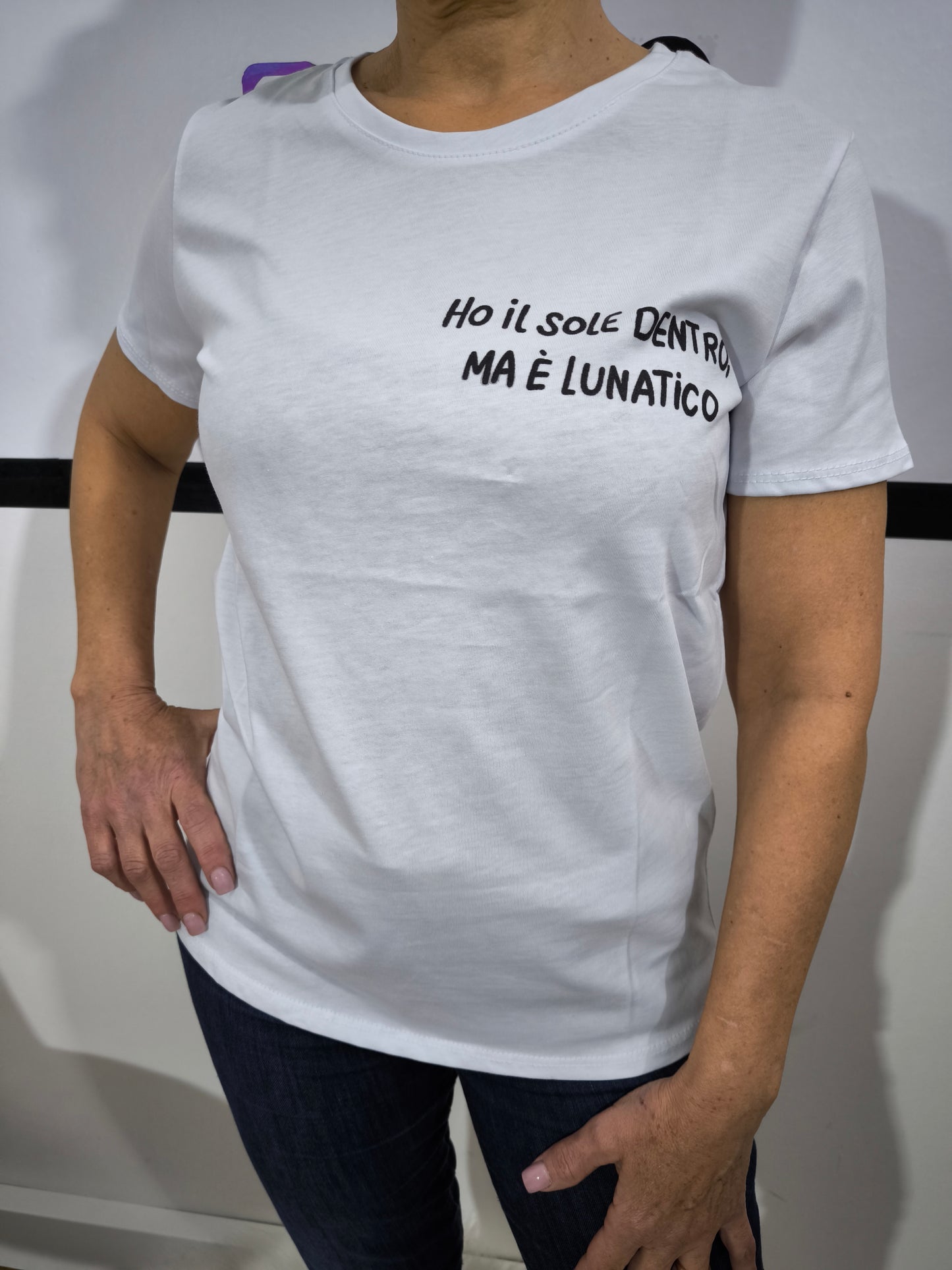 T-shirt Ho il sole dentro, ma è lunatico abbinato a jeans