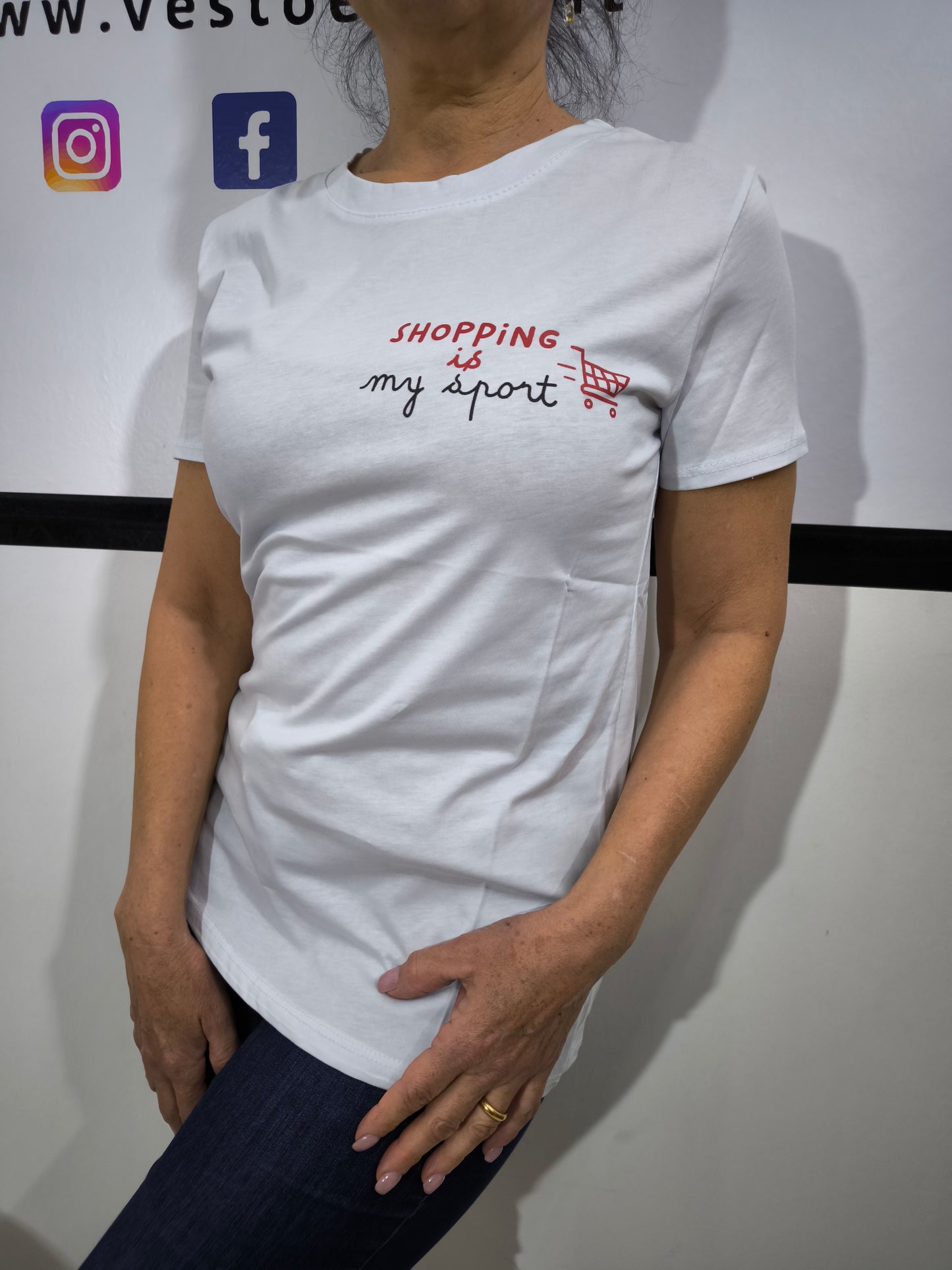T-shirt "Shopping is my sport" abbinata a jeans