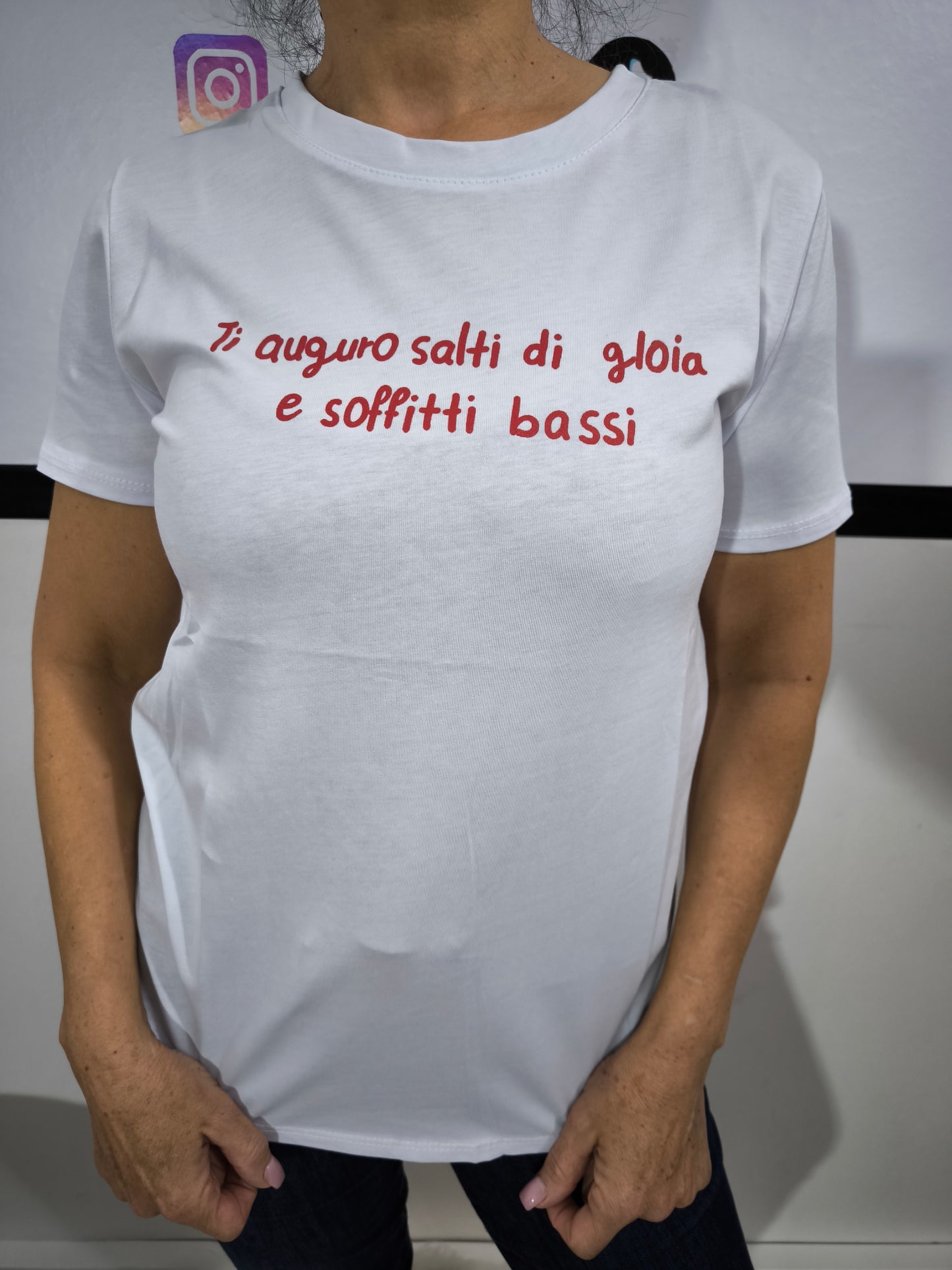 T-shirt Ti auguro salti di gioia e soffitti bassi abbinata a jeans