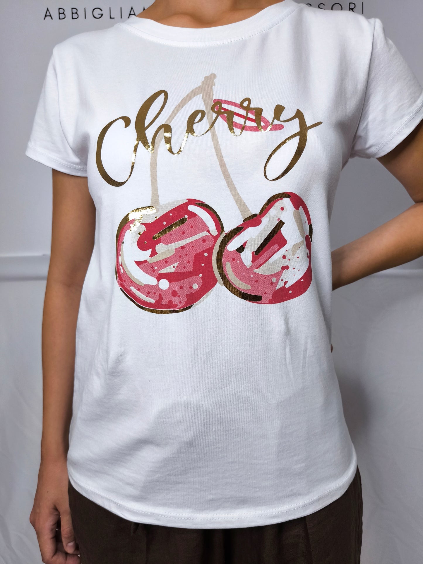 T-shirt bianca donna "Cherry" in cotone elasticizzato con ciliegie rosse e scritta dorata