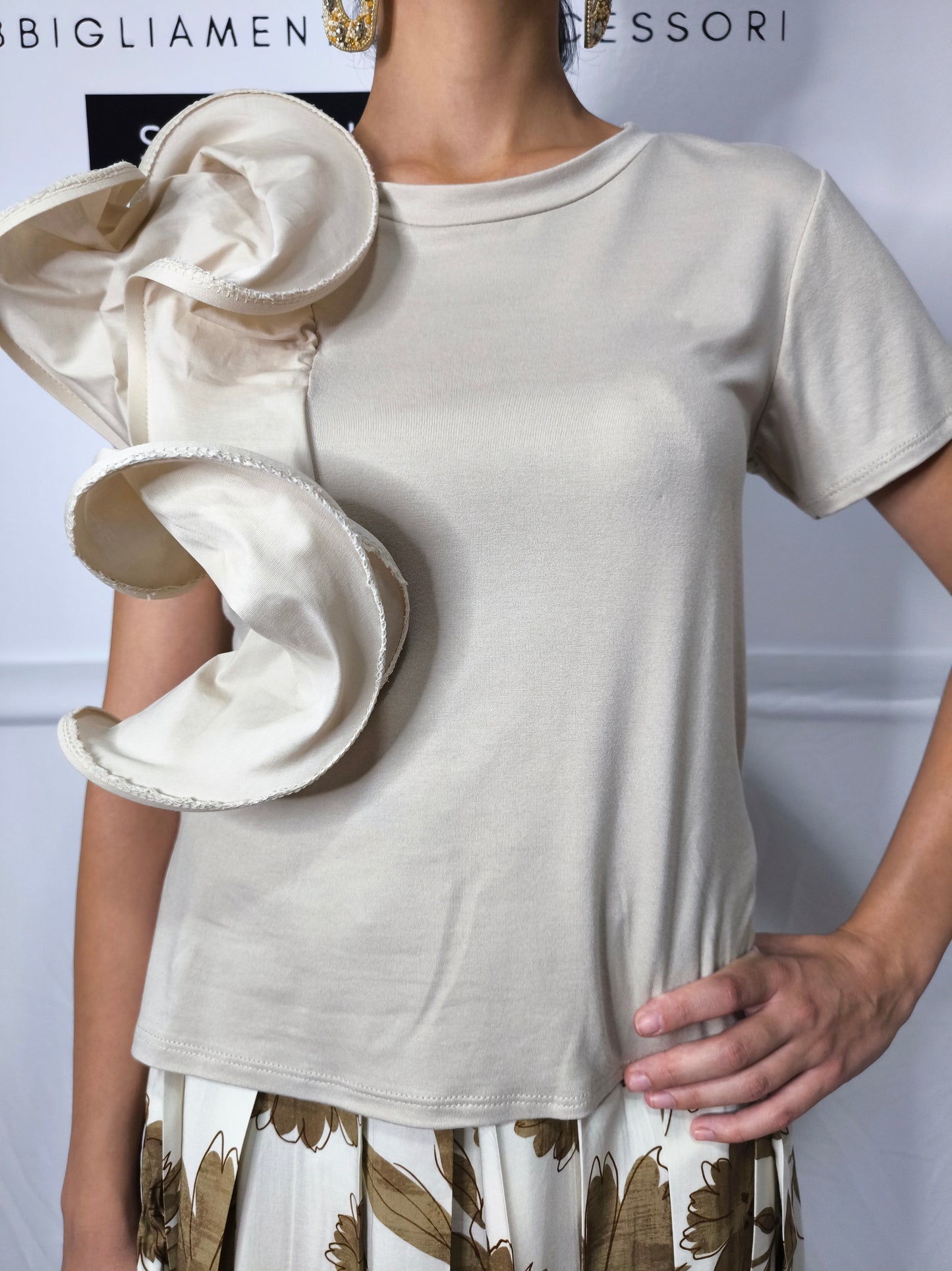 T-shirt beige elasticizzata in cotone con volant decorativo