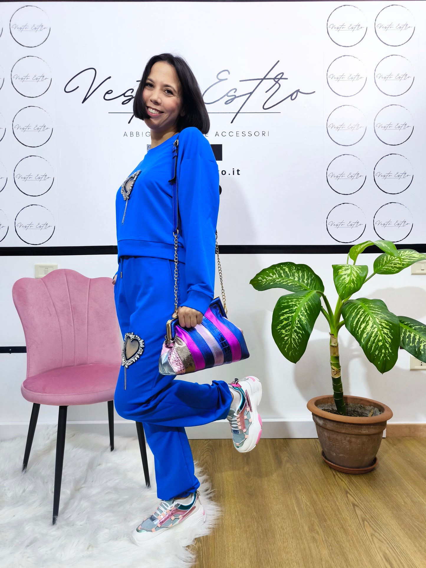 Tuta in cotone organico da donna, composta da felpa e pantaloni con applicazioni cuore gioiello, look casual e glamour.