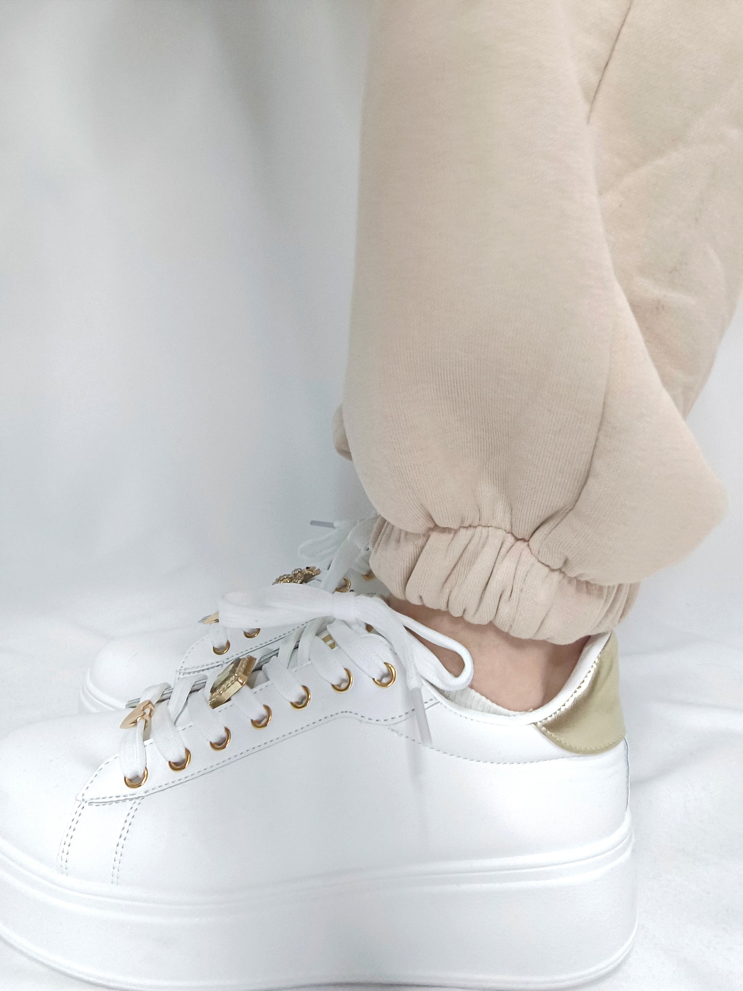 Tuta felpata beige da donna con felpa con cappuccio e pantaloni con elastico in vita