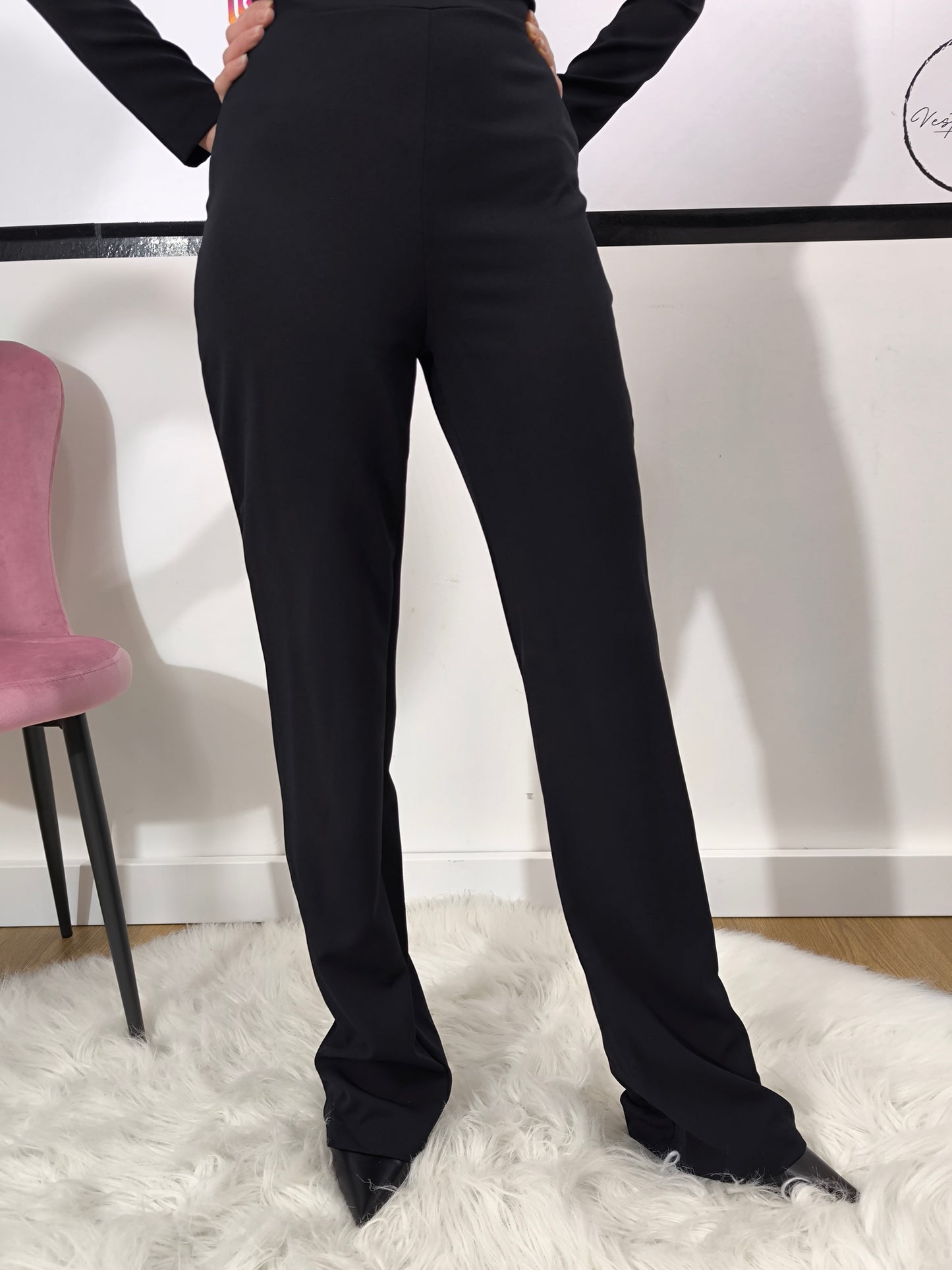 Tuta intera nera elegante da donna con maniche lunghe e dettagli cut-out e pantalone palazzo