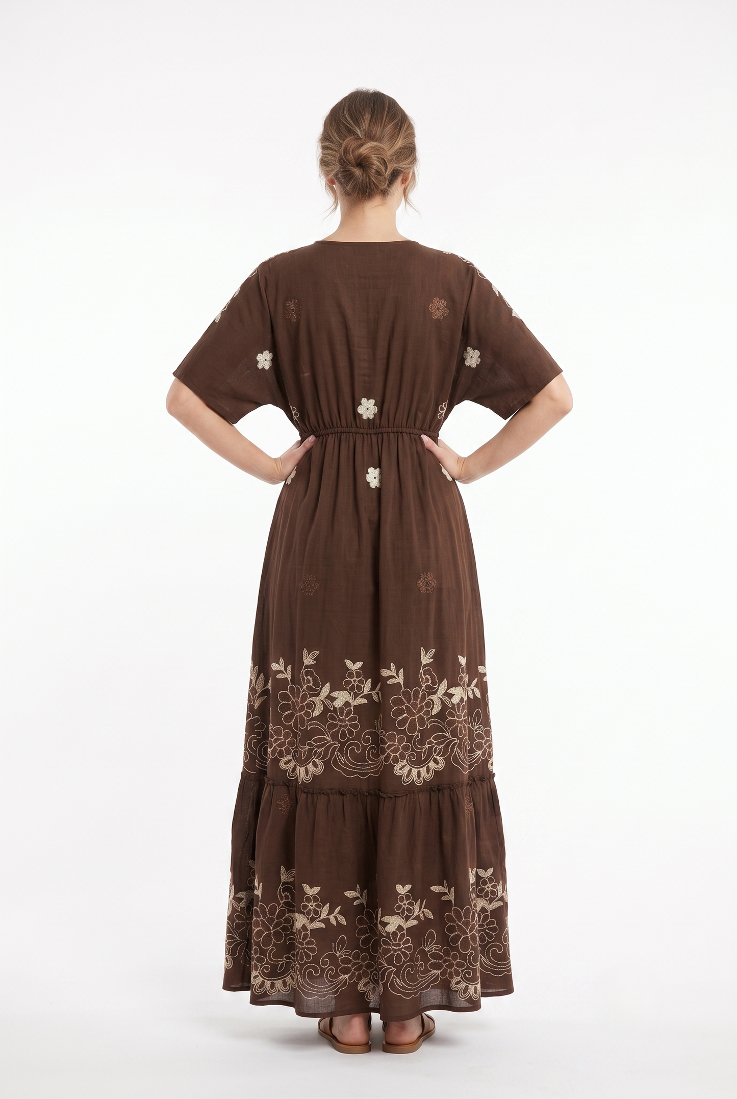 Abito lungo marrone donna con ricami floreali vista retro