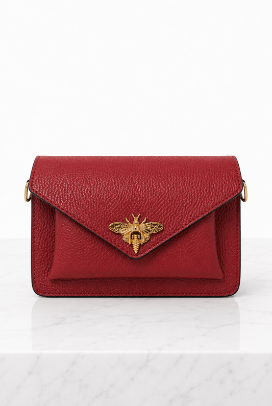 Borsa donna rossa in vera pelle con patta a busta e ape dorata vista frontale