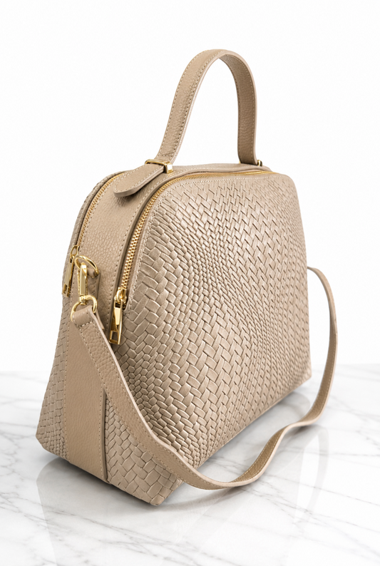 Borsa donna in vera pelle intrecciata tortora vista laterale con tracolla removibile e dettagli dorati