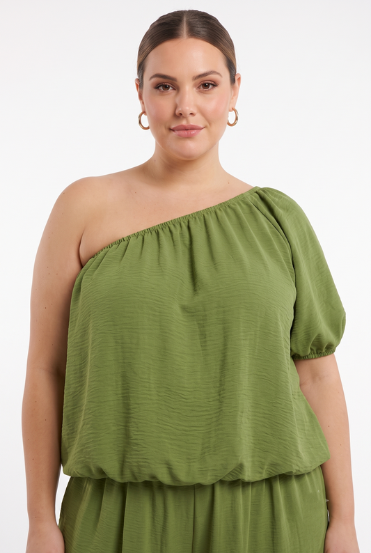 Dettaglio blusa monospalla verde oliva del completo donna curvy